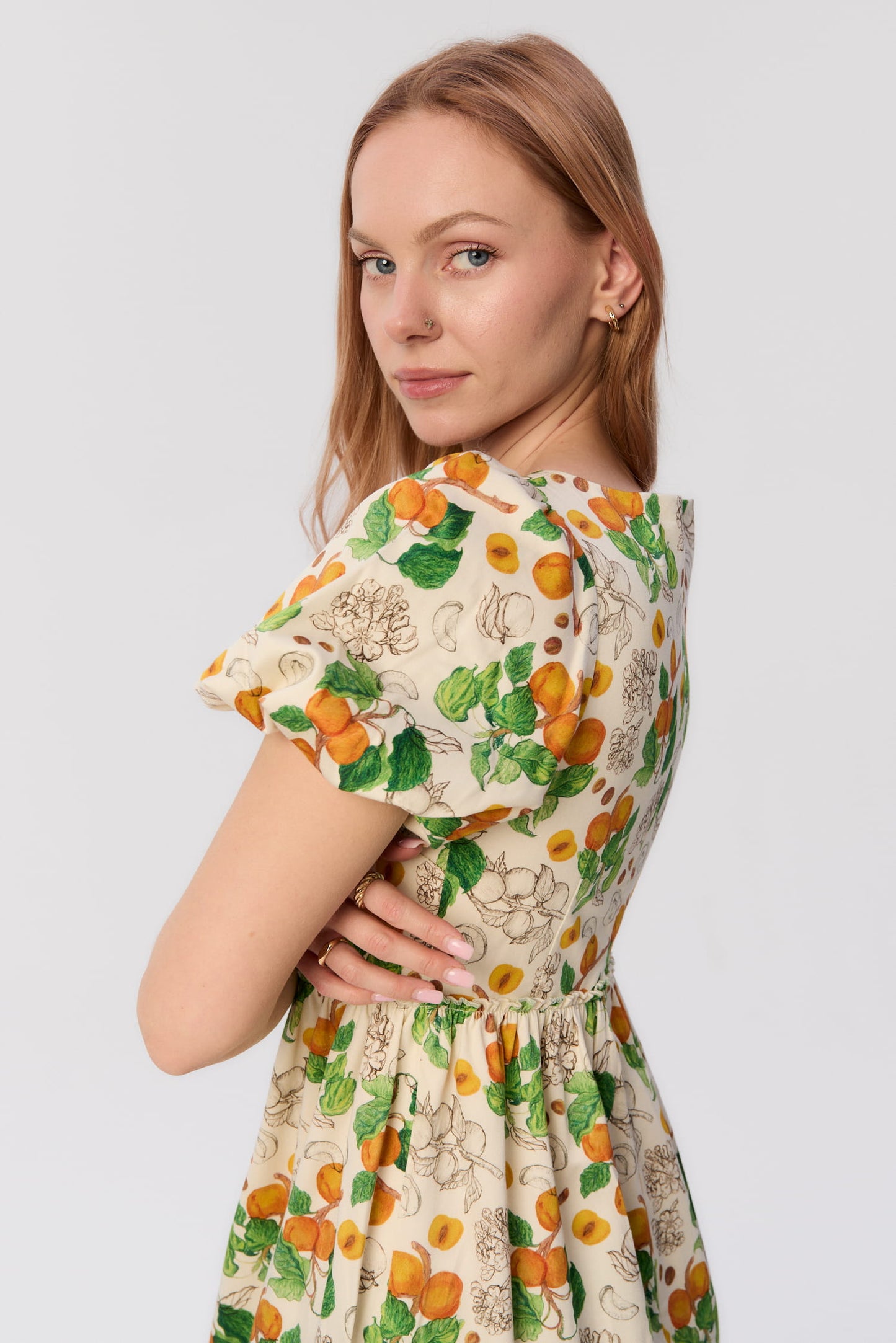 Zbliżenie na sukienkę maxi Berti z printem moreli – bufiaste rękawy i dopasowana talia, kobiecy letni look.