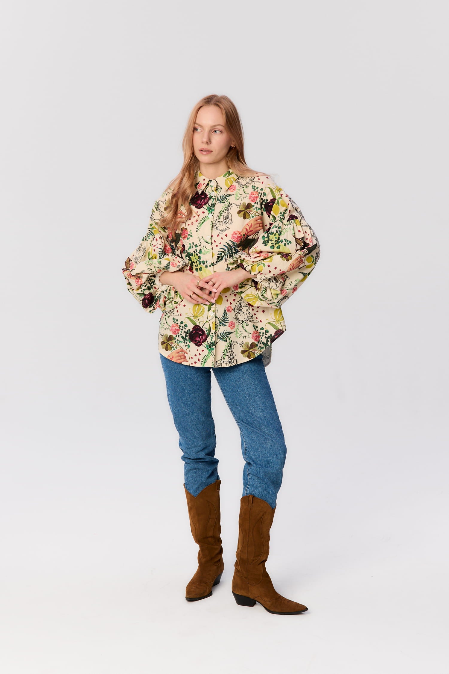 Modelka w koszuli Lisi z printem Abstrakcja, jeansach i kowbojkach – pełna stylizacja.