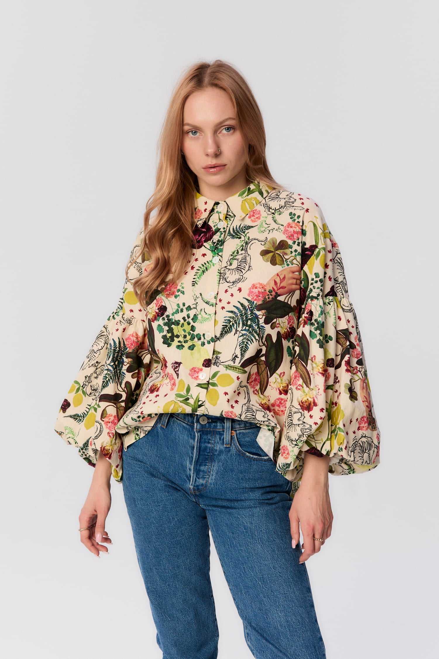 Zbliżenie na koszulę Lisi z printem Abstrakcja – wzór z motywami botanicznymi i artystycznymi detalami.