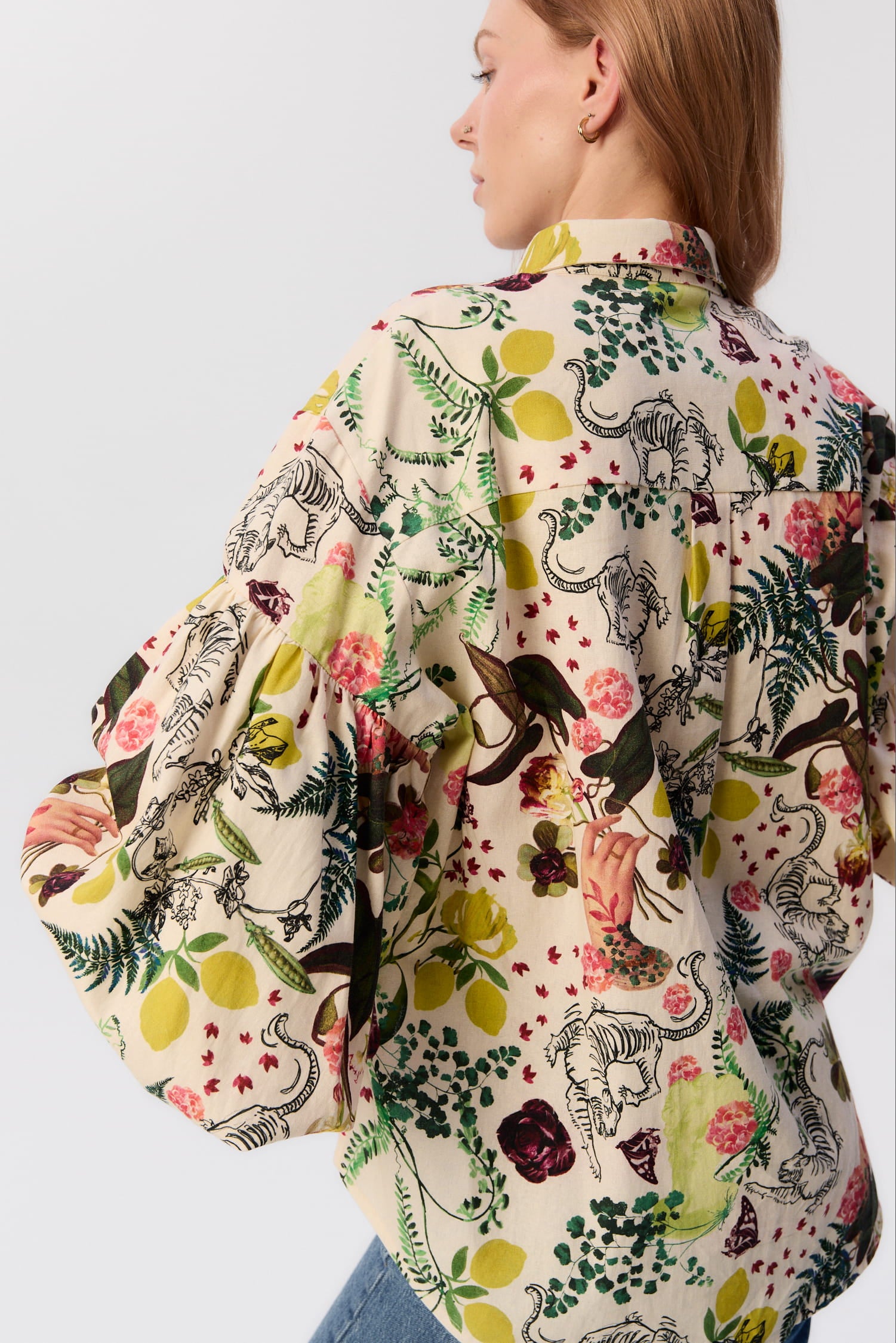 Zbliżenie na plecy koszuli Lisi z printem Abstrakcja – detal wzoru z motywami roślinnymi i zwierzęcymi.