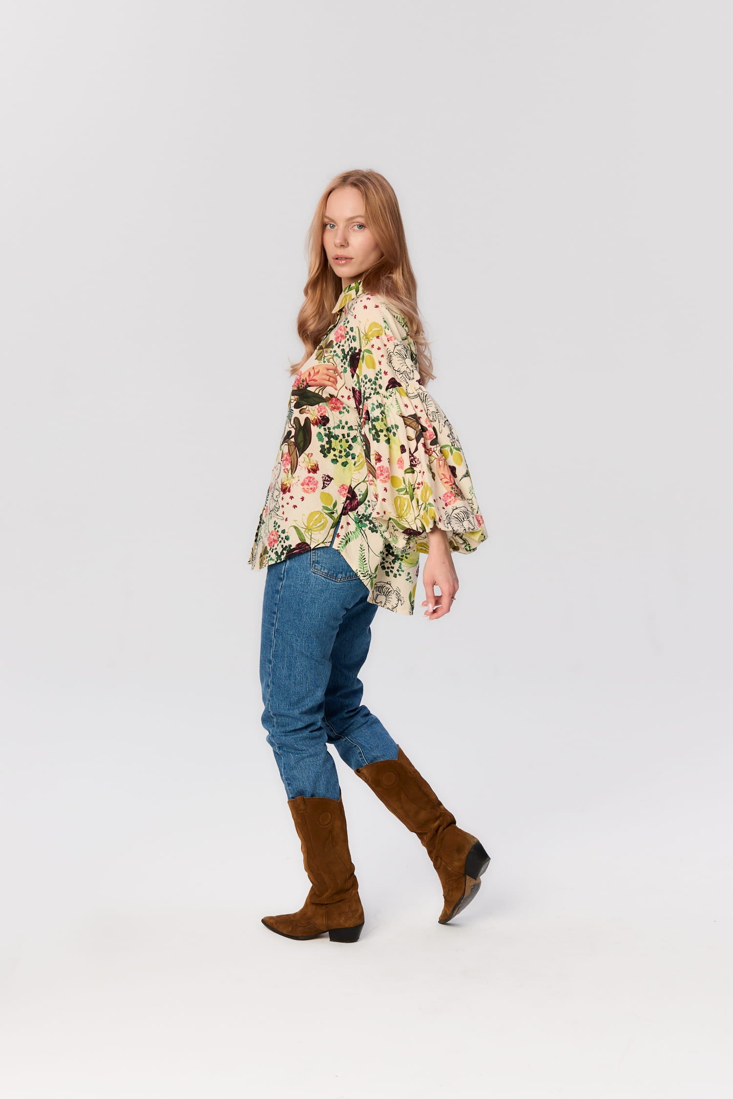 Modelka w koszuli Lisi z printem Abstrakcja w profilu – stylizacja z jeansami i kowbojkami.