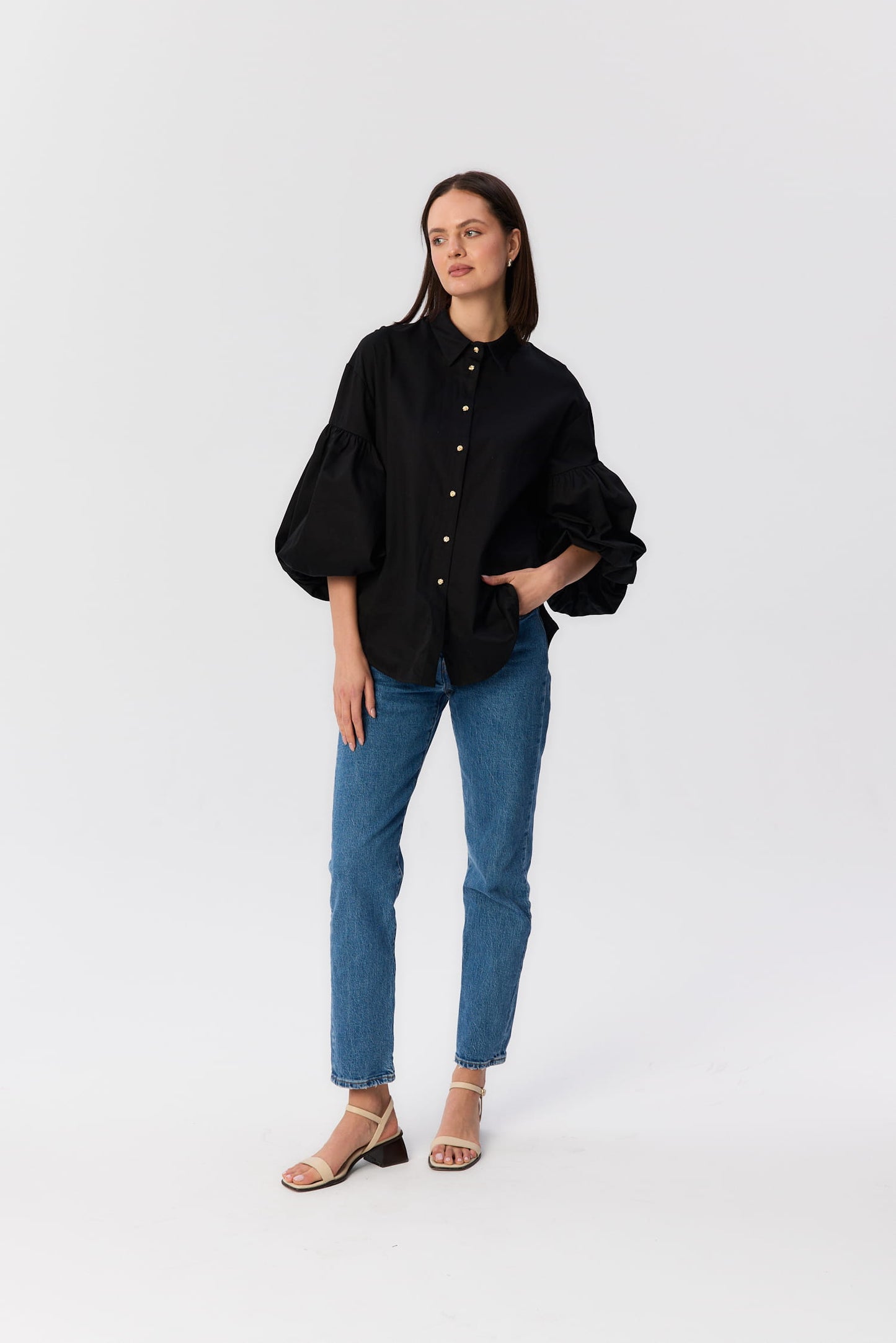 Czarna koszula Lisi MAG NOLLY z bufkami i złotymi guziczkami, stylizacja z dżinsami, widok z przodu.