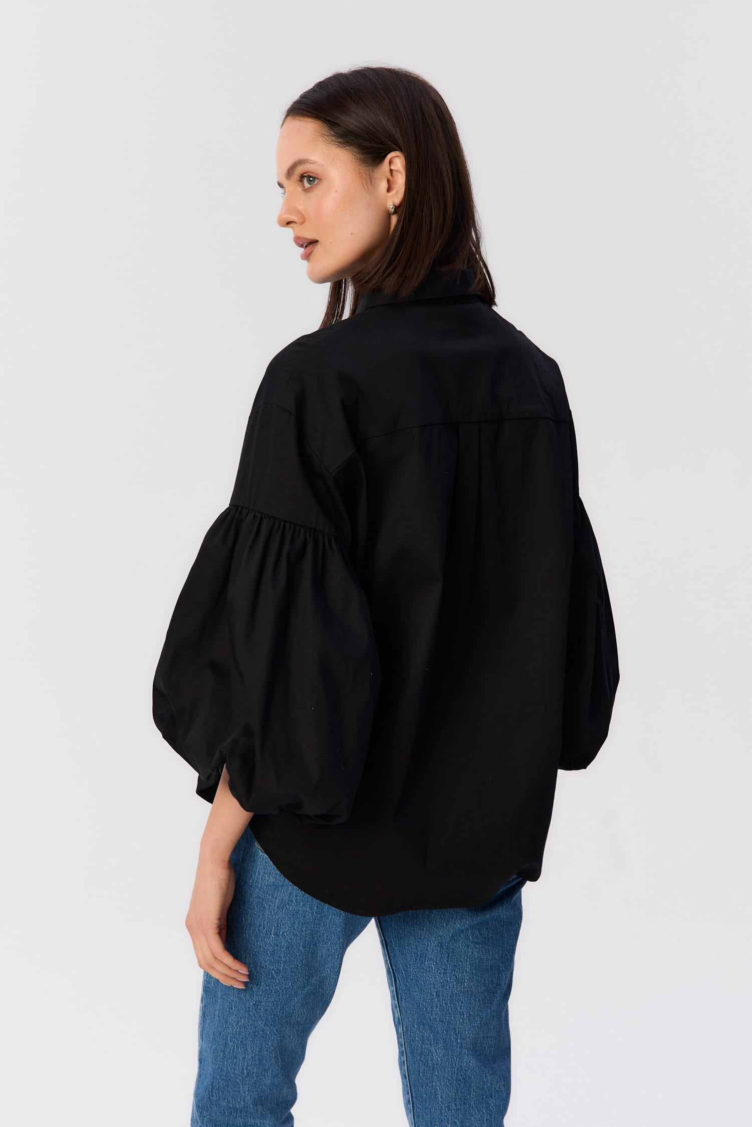 Tył czarnej koszuli Lisi MAG NOLLY z bufiastymi rękawami, widok na konstrukcję pleców i ramion.