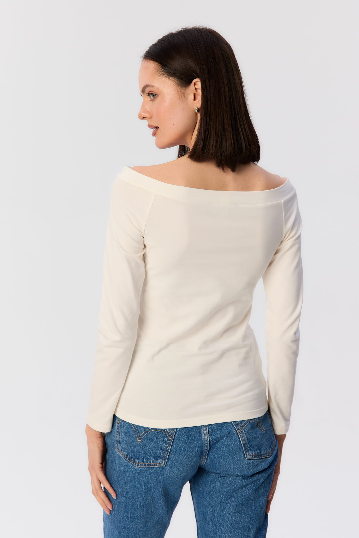 Tył kremowego longsleeve’u Mori z dekoltem odsłaniającym ramiona – certyfikowana bawełna, MAG NOLLY.