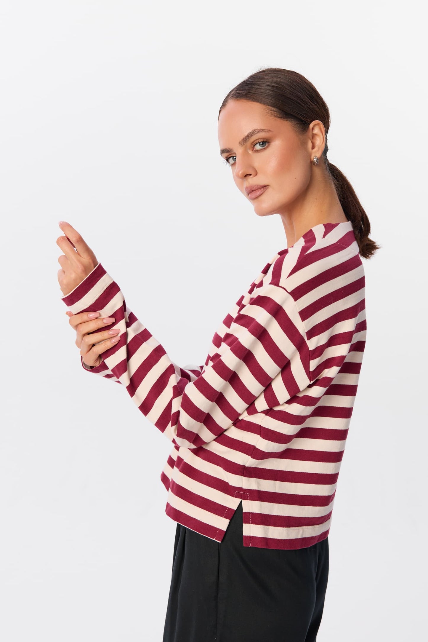 Bluzka Arla w pasy Bordeaux Milk, portret z profilu, modelka w czarnych spodniach – MAG NOLLY