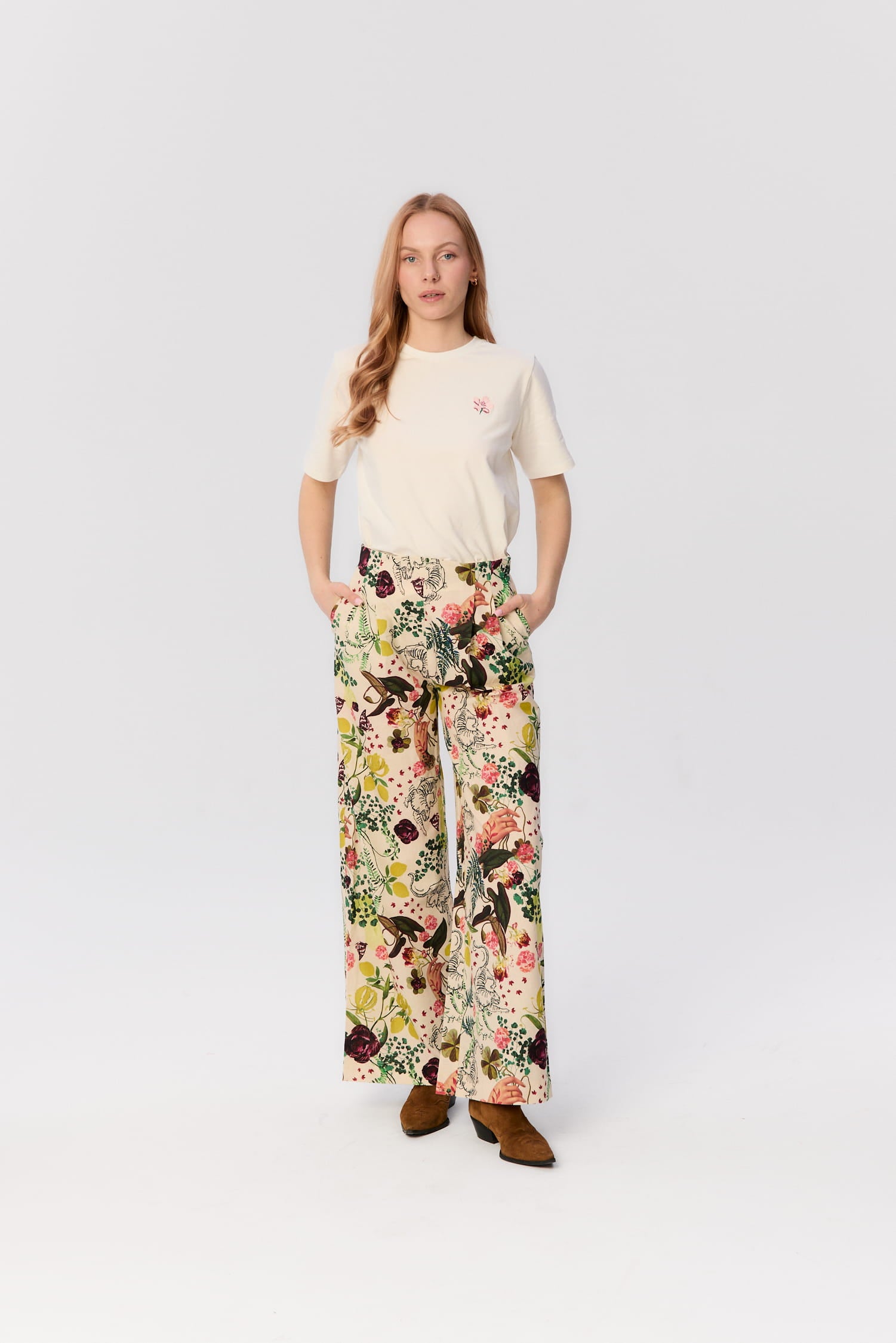 Modelka w spodniach MAG NOLLY Cardinale z printem Abstrakcja i kremowym t-shircie – widok z przodu.