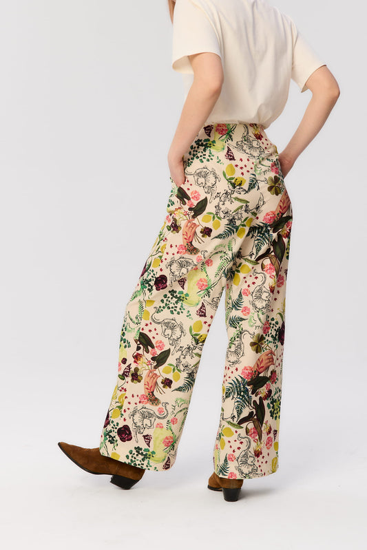 Zbliżenie na spodnie MAG NOLLY Cardinale z printem Abstrakcja – szerokie nogawki, boczne kieszenie, artystyczny wzór.