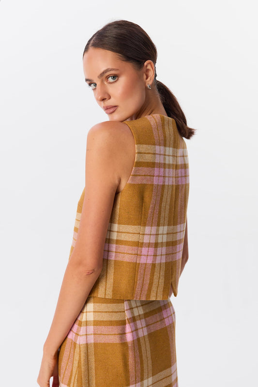 Kamizelka Monti w kratę Candle Plaid, zbliżenie na plecy i ramię, modelka w komplecie ze spódnicą mini – MAG NOLLY