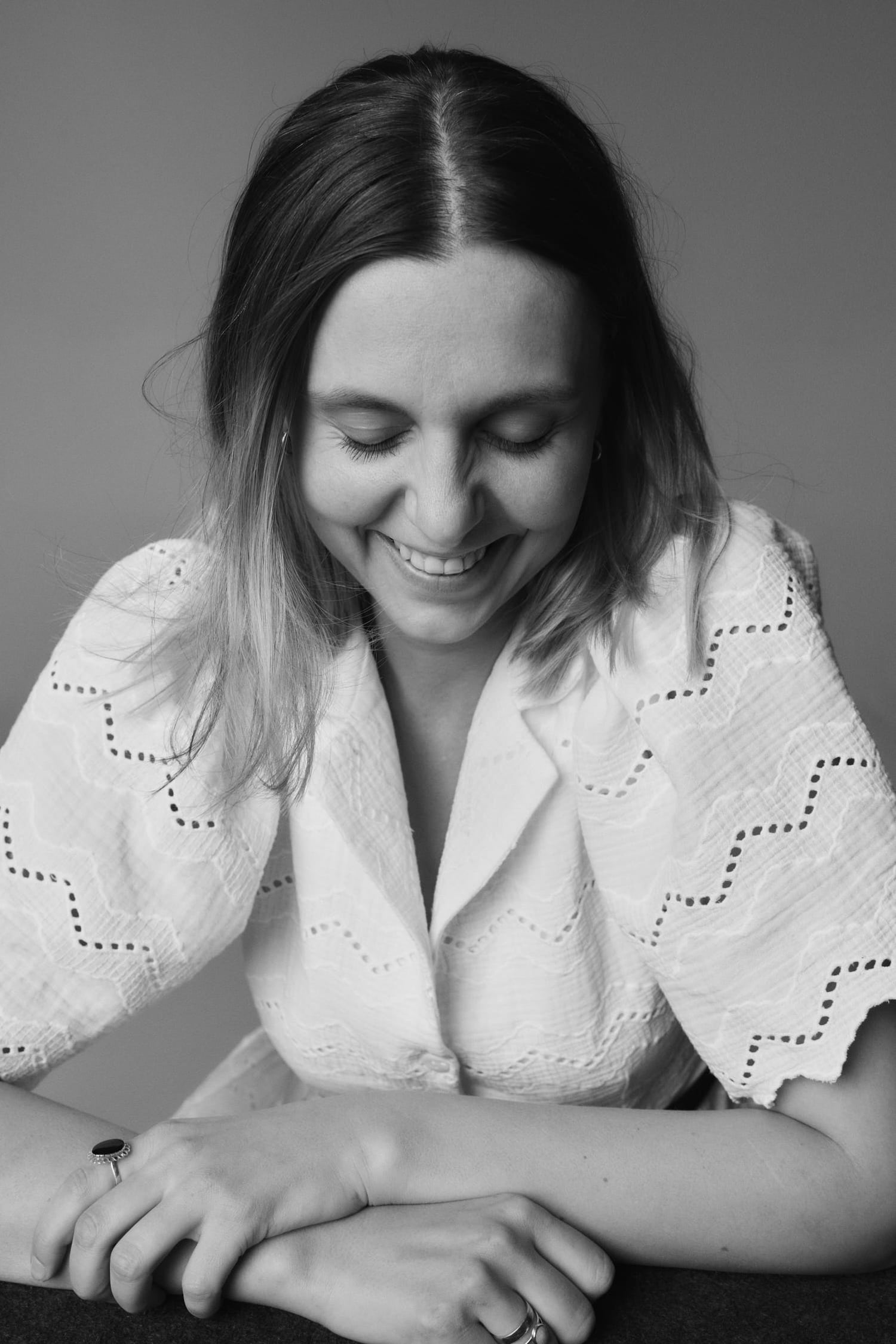 Kasia, projektantka i współwłaścicielka MAG NOLLY w sukience Duttonka, portret w czerni i bieli, uśmiechnięta.