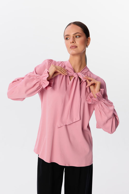 Koszula Luma w kolorze Rosée, ujęcie z widocznym wiązaniem pod szyją i szerokimi rękawami zakończonymi falbanką – MAG NOLLY