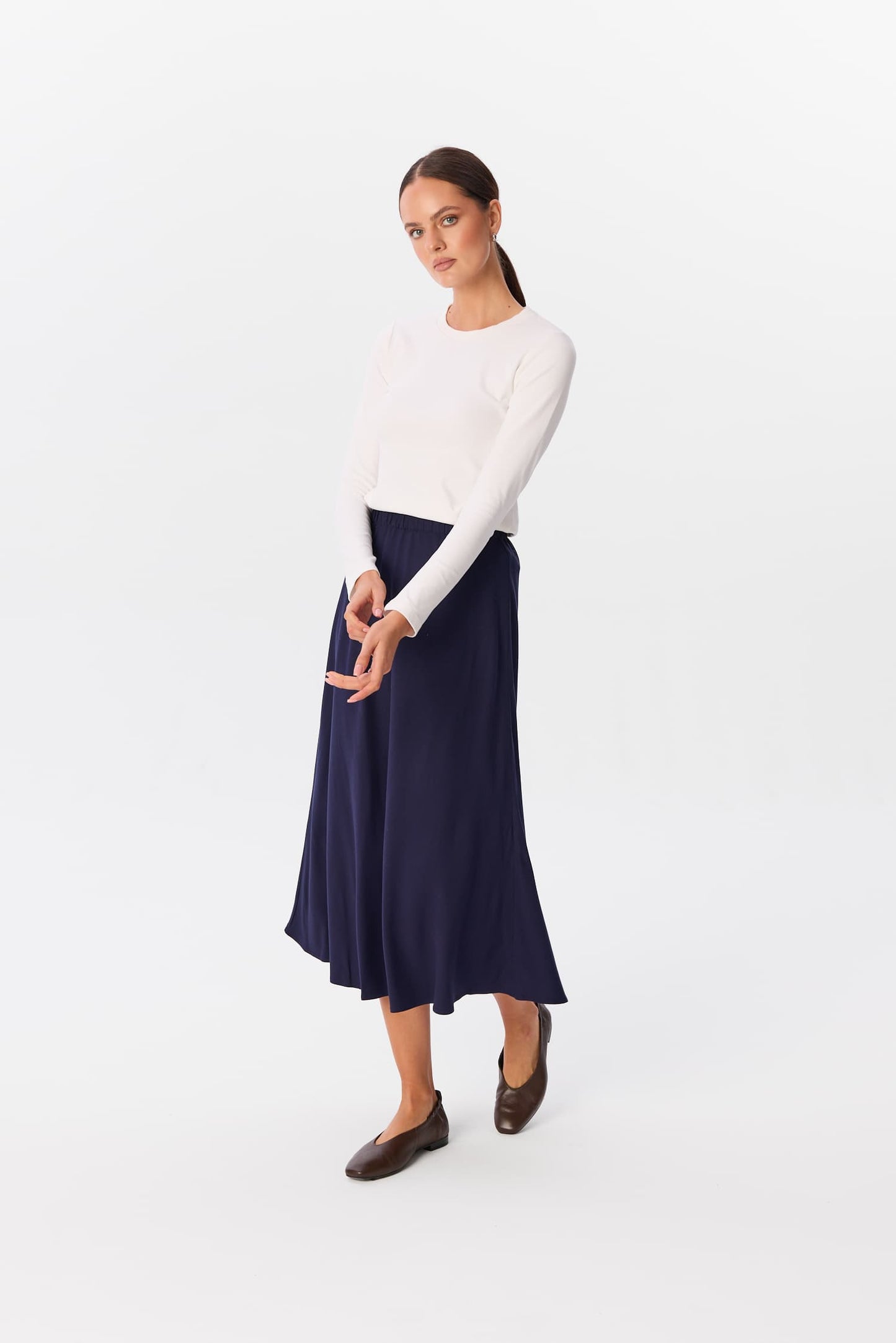 Longsleeve Morante w kolorze kremowym ze spódnicą midi Leda w odcieniu Marine, ujęcie całej sylwetki modelki – MAG NOLLY