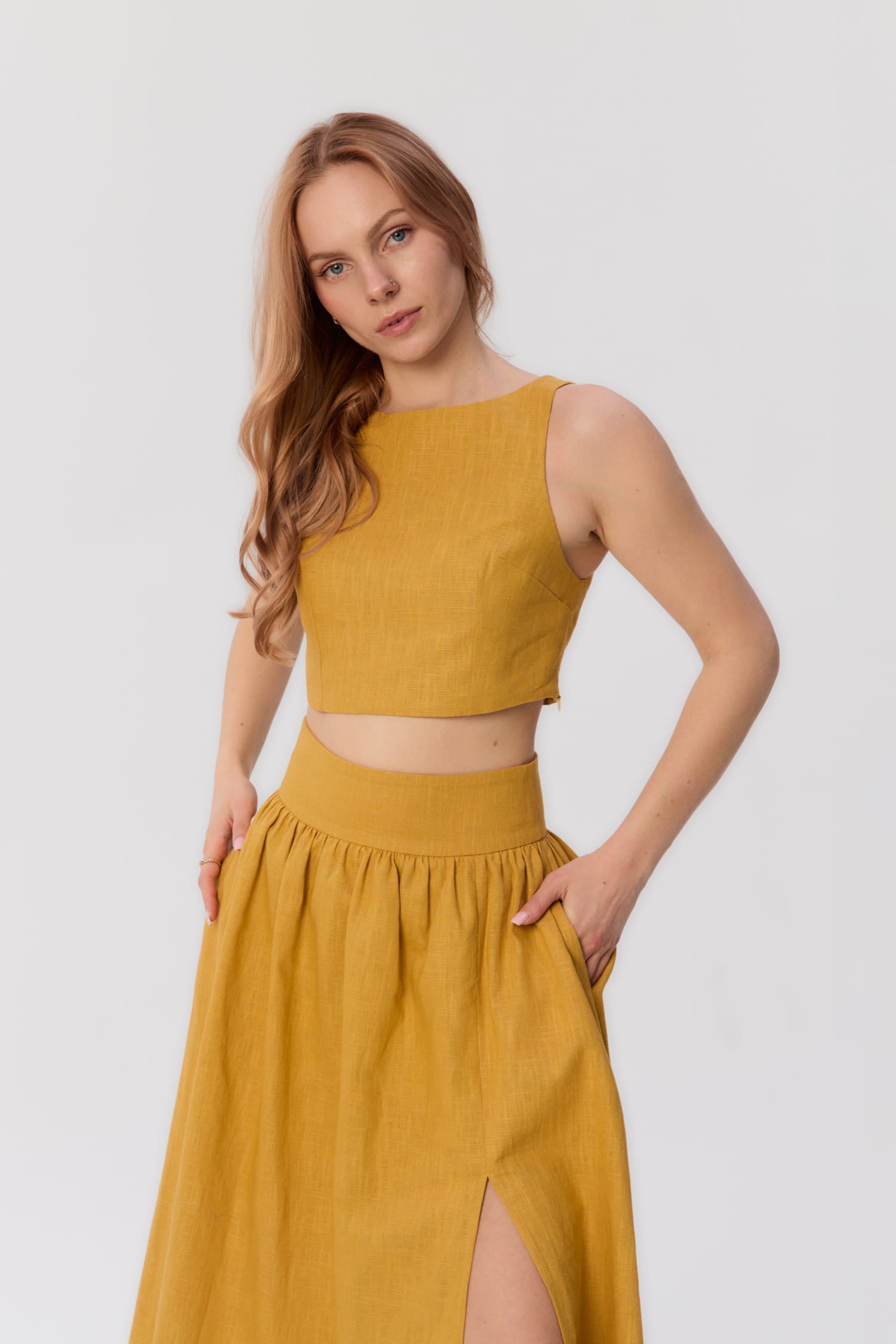 Modelka w zestawie MAG NOLLY – top Loren i spódnica Sandrelli w kolorze ochry, widok z przodu.