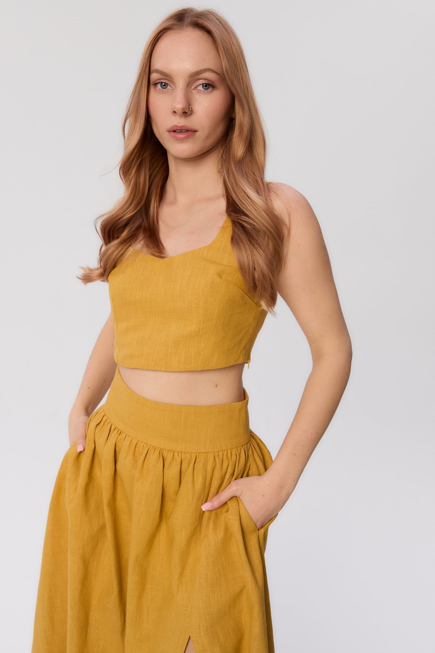 Top MAG NOLLY Milo w kolorze ochry, dopasowany krój z dekoltem w kształcie serca, widok z przodu.