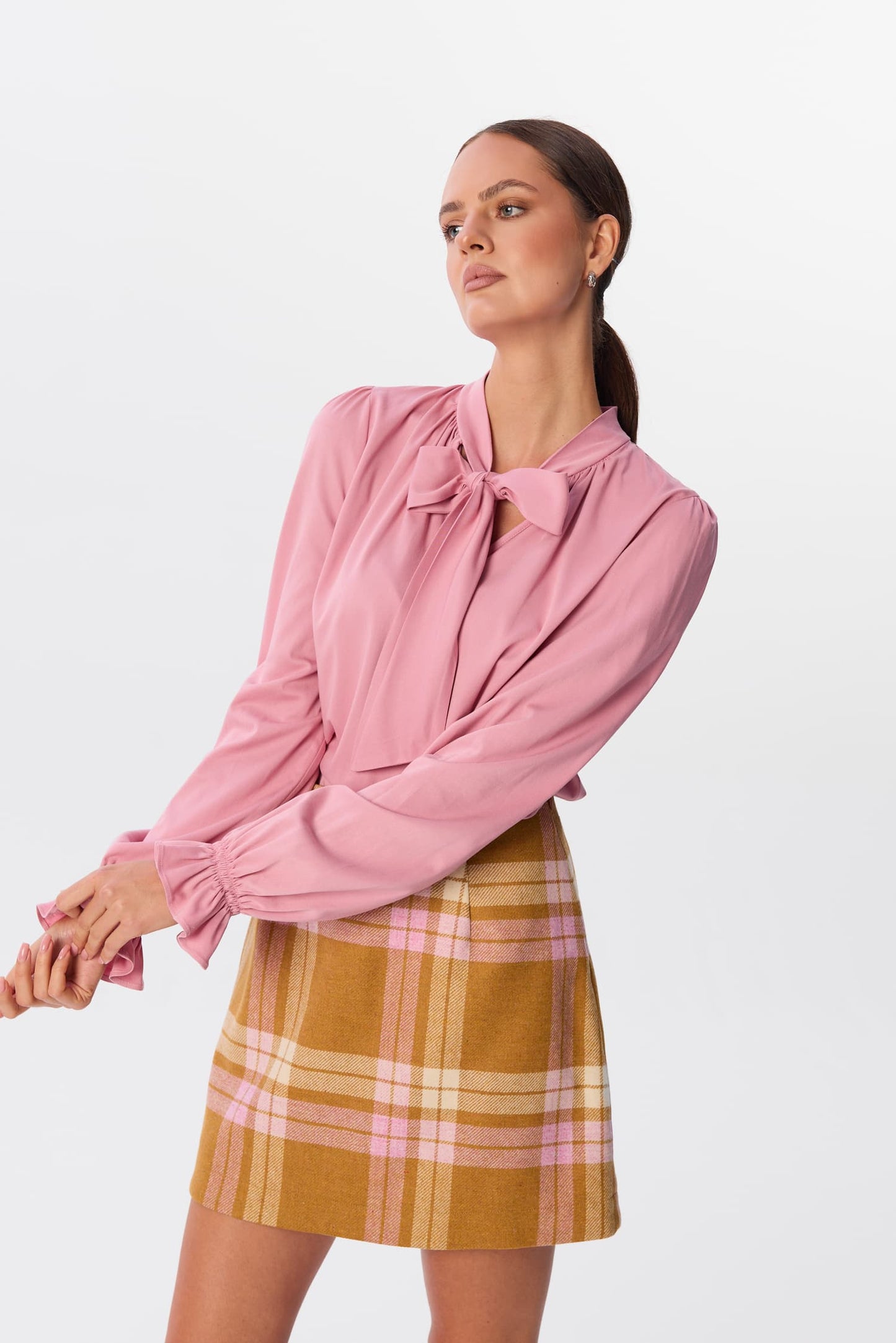 Spódnica Alva w kratę Candle Plaid w komplecie z koszulą Luma w odcieniu rosé, stylizacja z kokardą pod szyją – MAG NOLLY