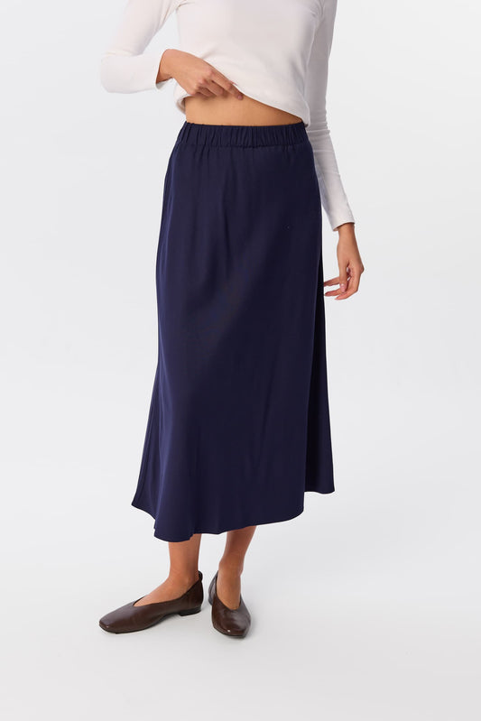 Spódnica midi Leda w odcieniu Marine, ujęcie detalu w pasie z elastyczną talią – MAG NOLLY