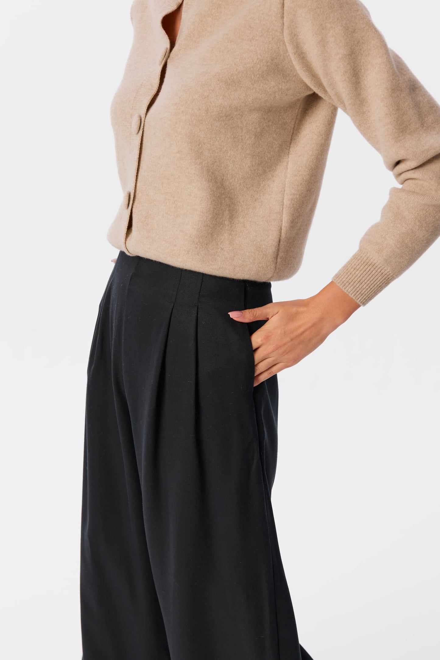 Spodnie Cardinale w kolorze Ombra, detal talii z zakładkami i kieszenią, modelka w swetrze Livo Soft Canvas – MAG NOLLY