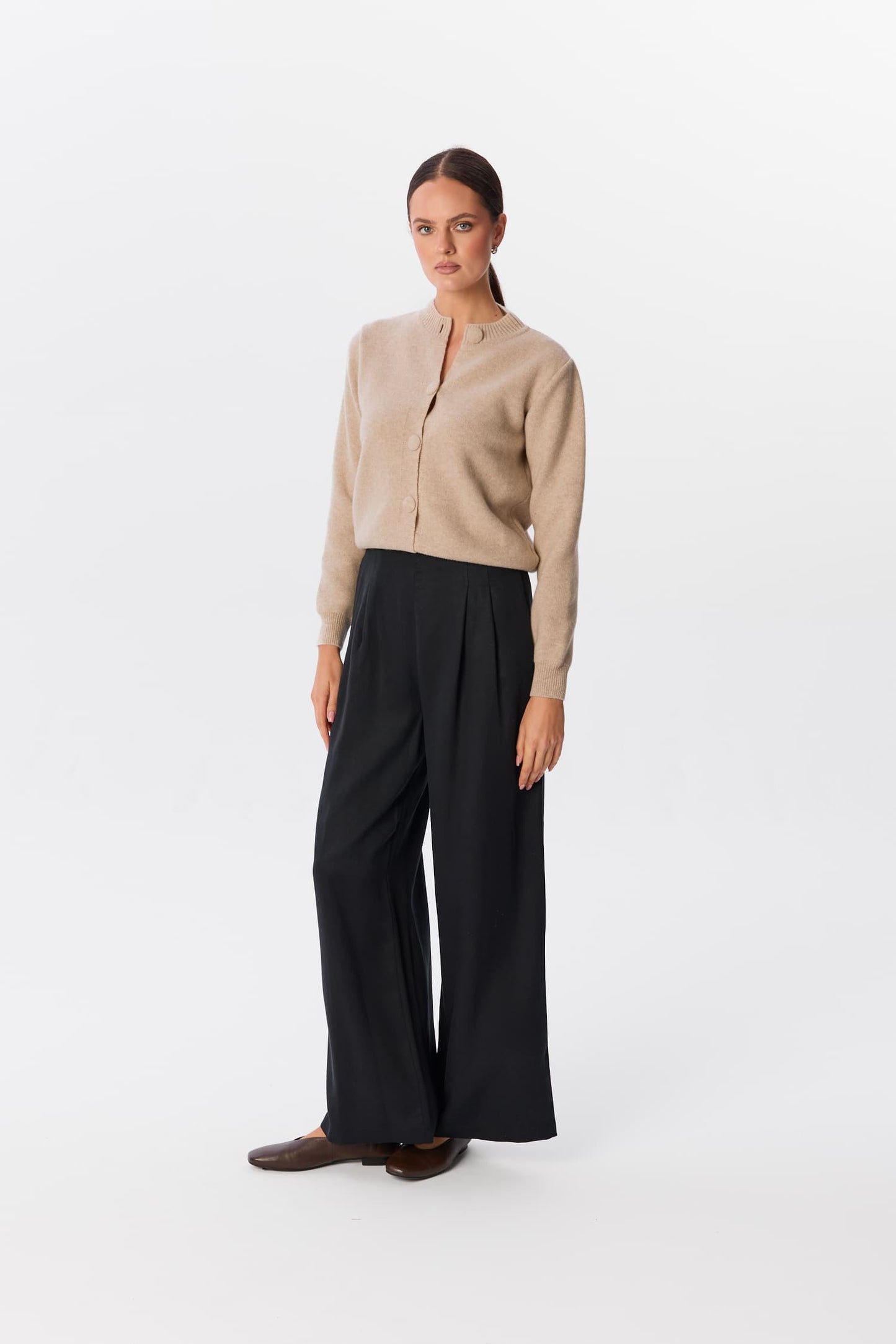 Spodnie Cardinale w kolorze Ombra, szeroka nogawka i wysoki stan, modelka w zestawie ze swetrem Livo Soft Canvas – MAG NOLLY