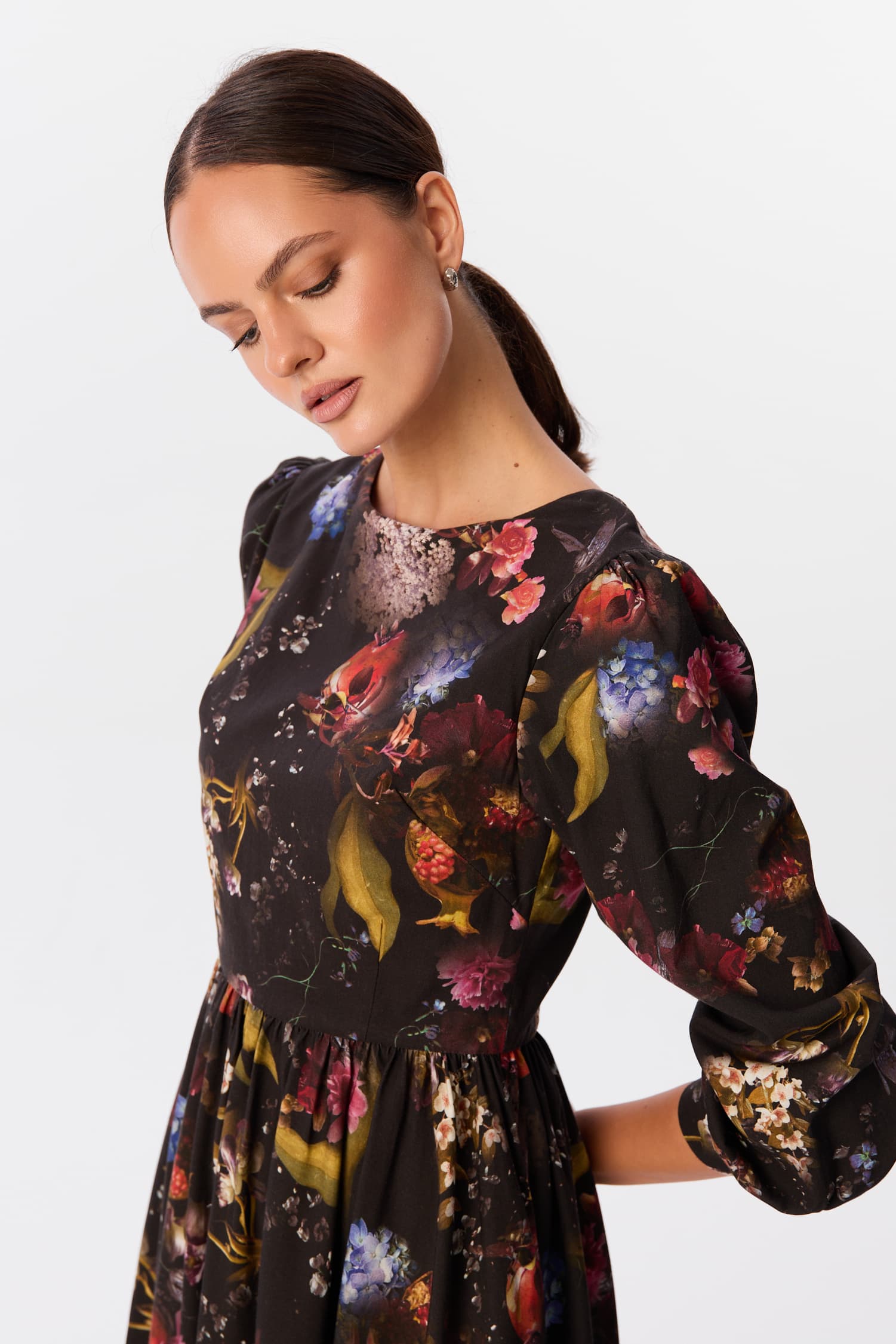 Sukienka Leone w print Kolaż – detal dekoltu i marszczonych rękawów, kobiecy fason midi w czerni z kwiatowym wzorem – MAG NOLLY