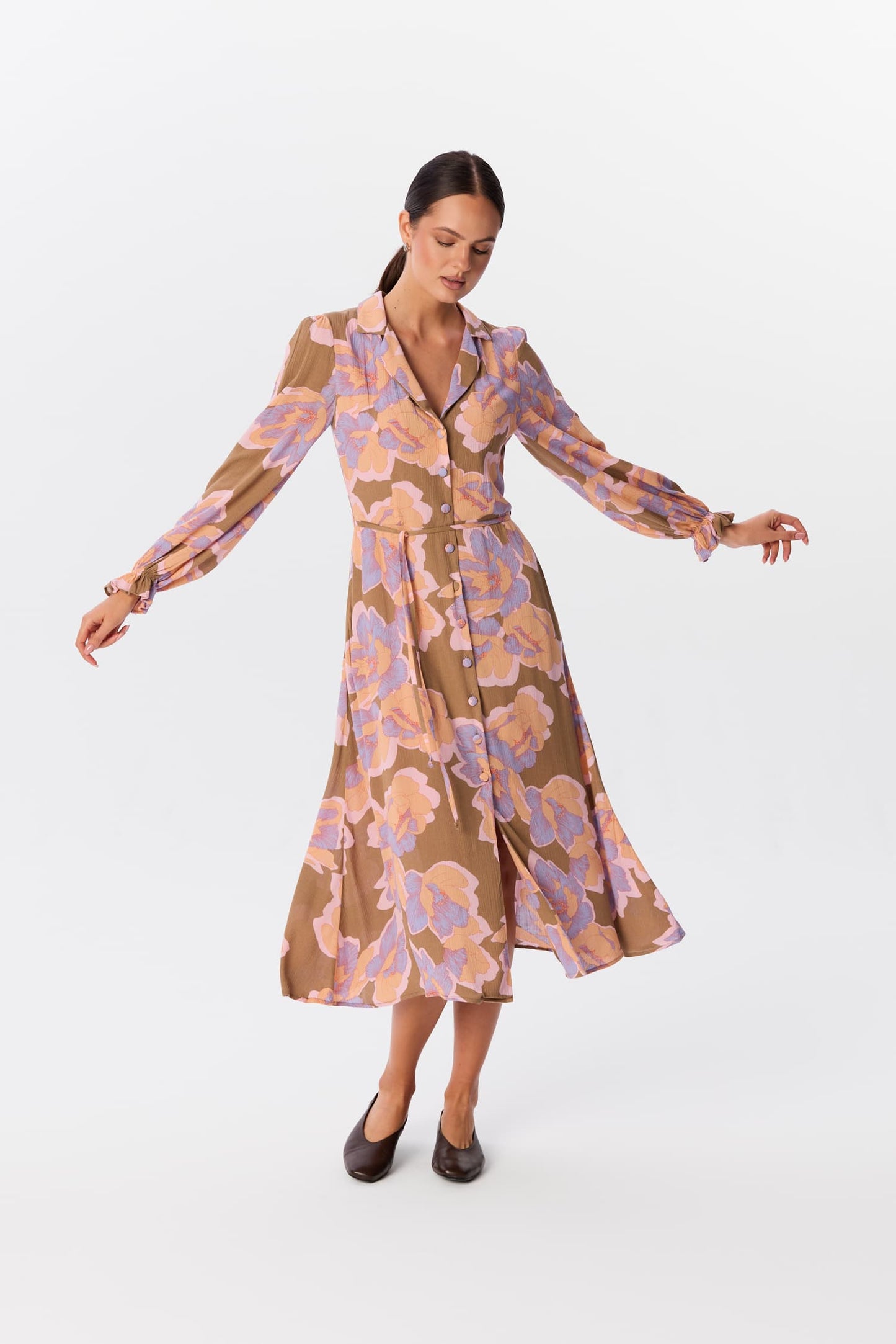 Sukienka midi Siena w print Florence Rust, widok z przodu w ruchu – MAG NOLLY