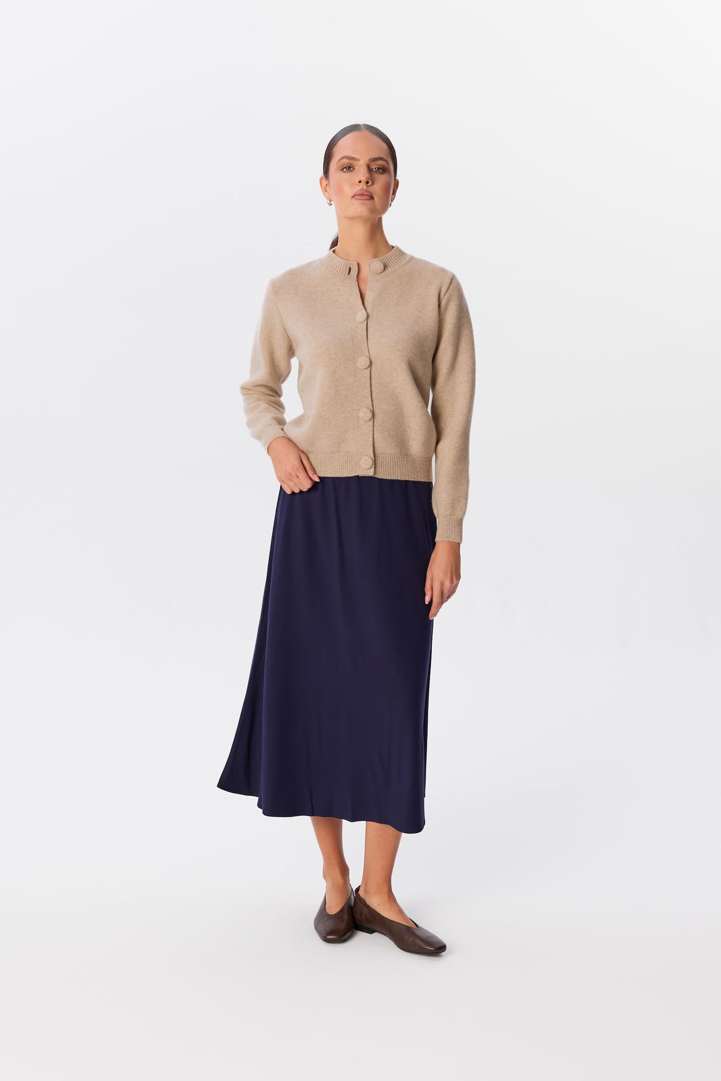 Sweter Livo w kolorze Soft Canvas, pełny frontowy kadr modelki w zestawieniu ze spódnicą midi – MAG NOLLY
