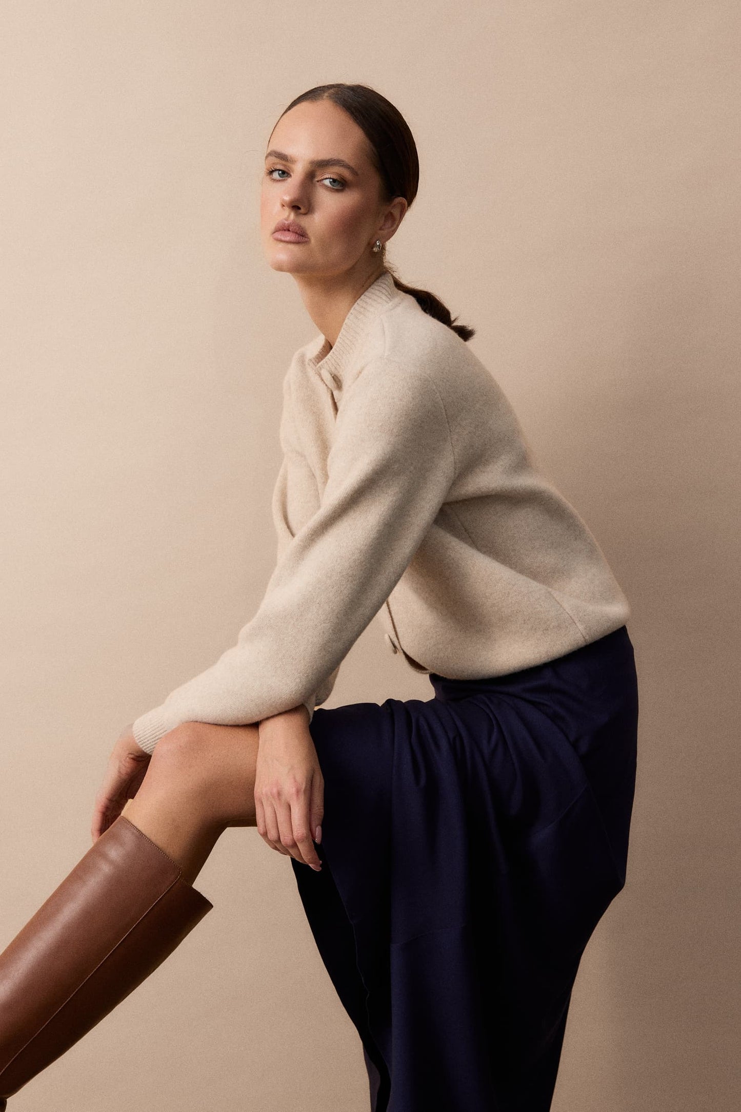 Sweter Livo w beżowym odcieniu Soft Canvas połączony z granatową spódnicą Marine – elegancki jesienny zestaw z naturalnych materiałów – MAG NOLLY