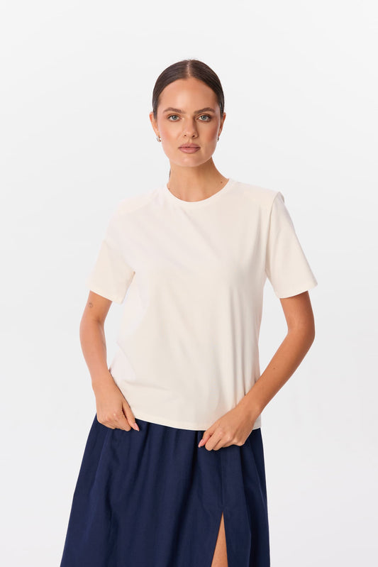 T-shirt Neri w kolorze kremowym – widok z przodu w stylizacji z granatową spódnicą – MAG NOLLY