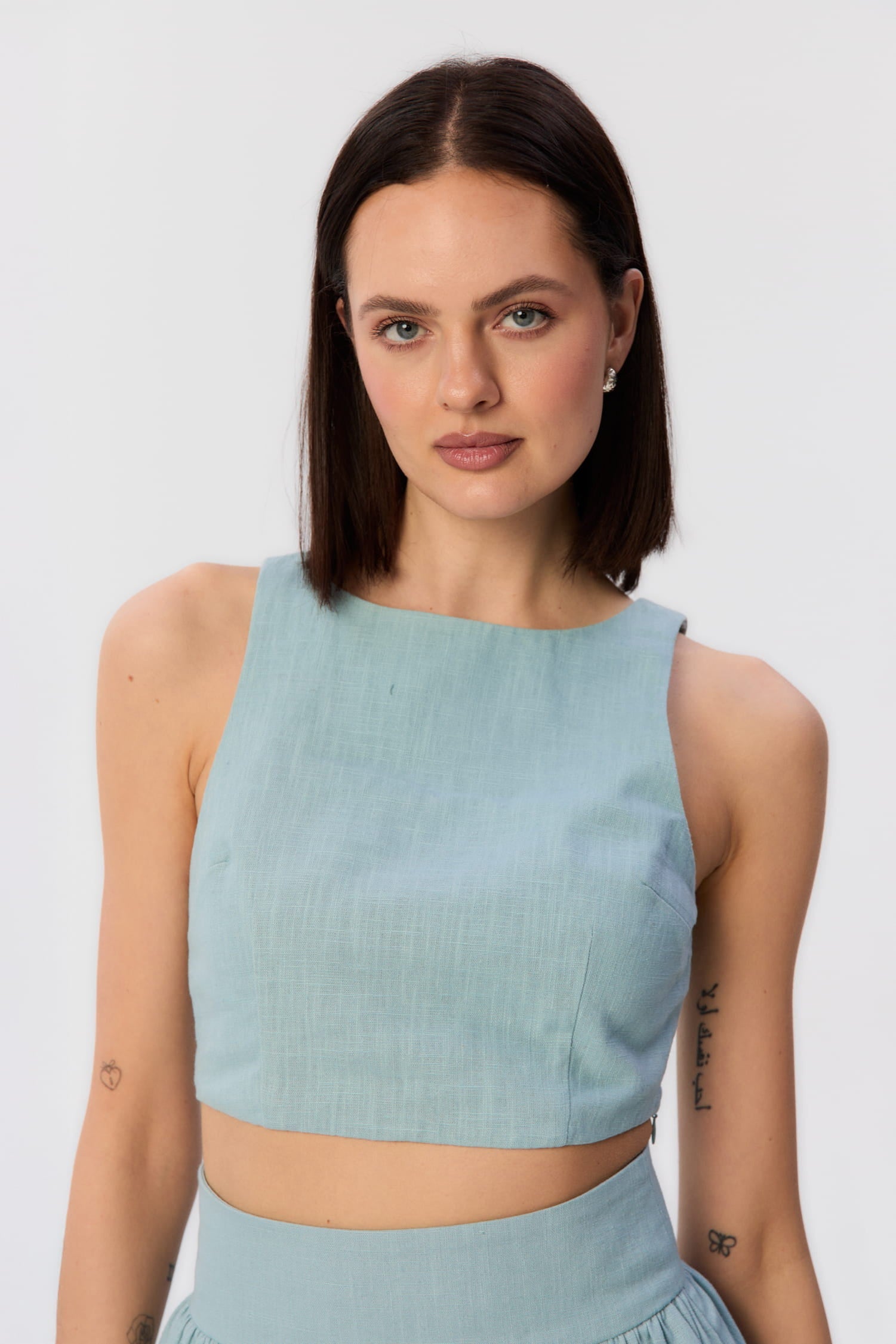 Modelka w turkusowym topie Loren z bliska, widok na dekolt i ramiączka, lookbook letniej kolekcji.