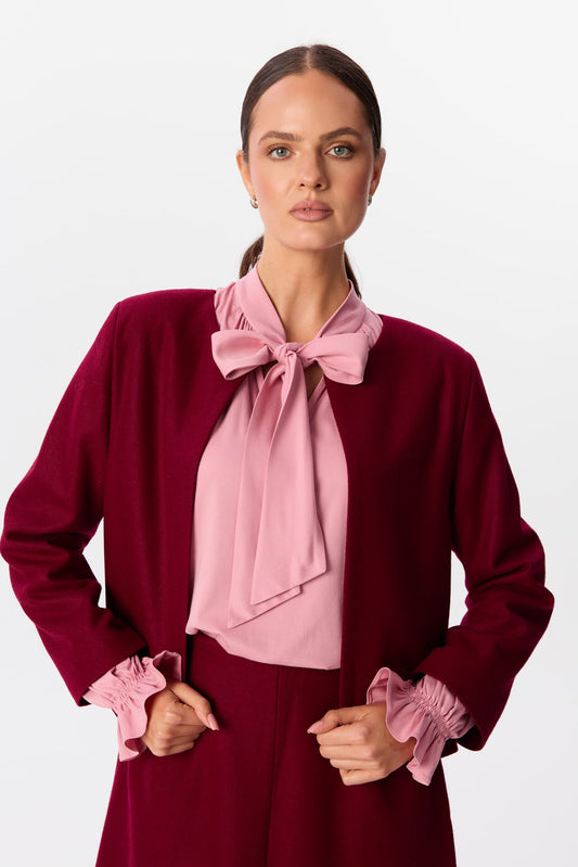 Żakiet Gabel w kolorze Bordo, portret modelki w komplecie ze spódnicą Valeri Bordo i różową koszulą Luma z zawiązaną kokardą – MAG NOLLY