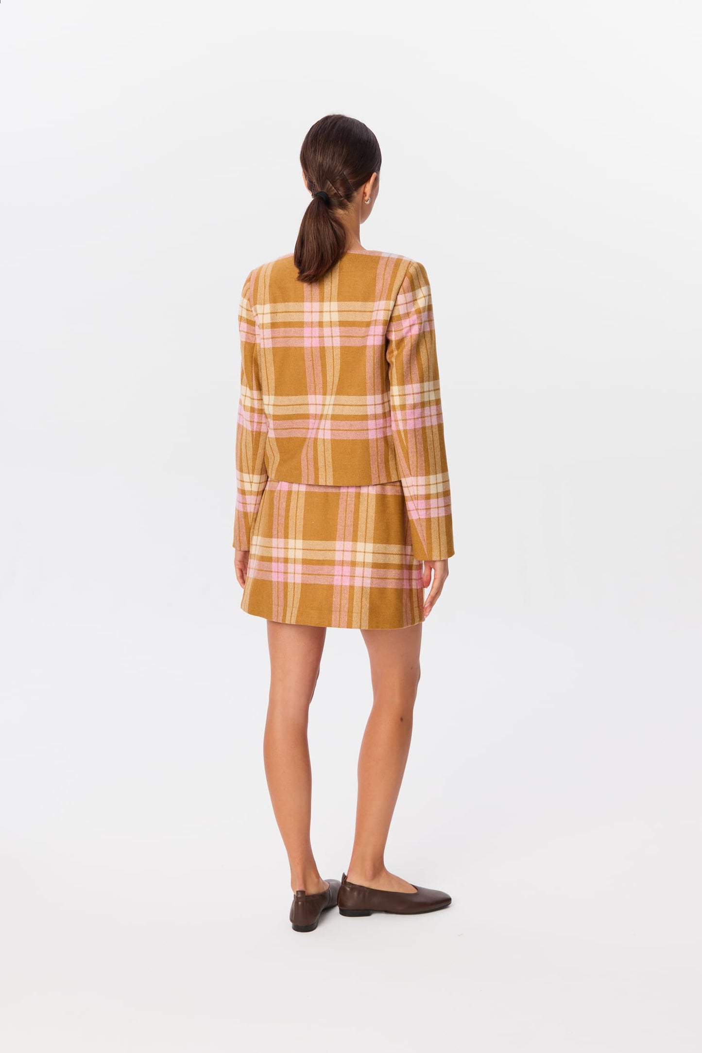 Żakiet Serina w kratę Candle Plaid w komplecie ze spódnicą mini Alva, widok z tyłu – MAG NOLLY