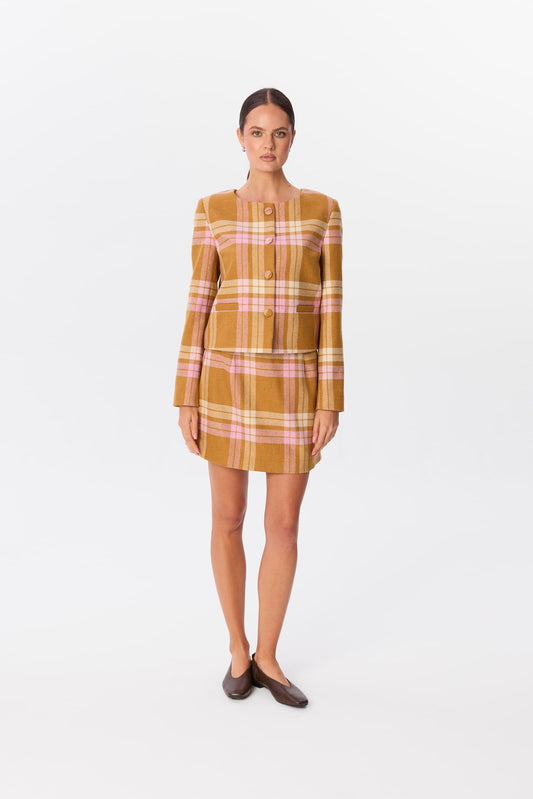 Żakiet Serina w kratę Candle Plaid w komplecie ze spódnicą mini Alva, pełna sylwetka modelki – MAG NOLLY