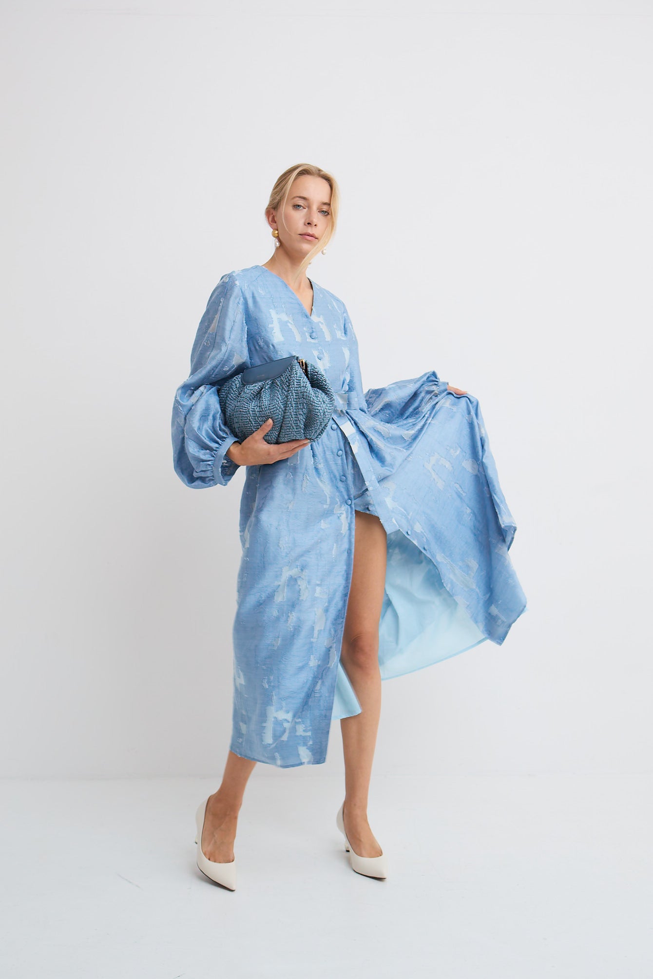 Sukienka Roma Mag Nolly – Blue Dust, midi, bufiaste rękawy, powlekane guziki, podszewka, spódnica w ruchu, widok z przodu