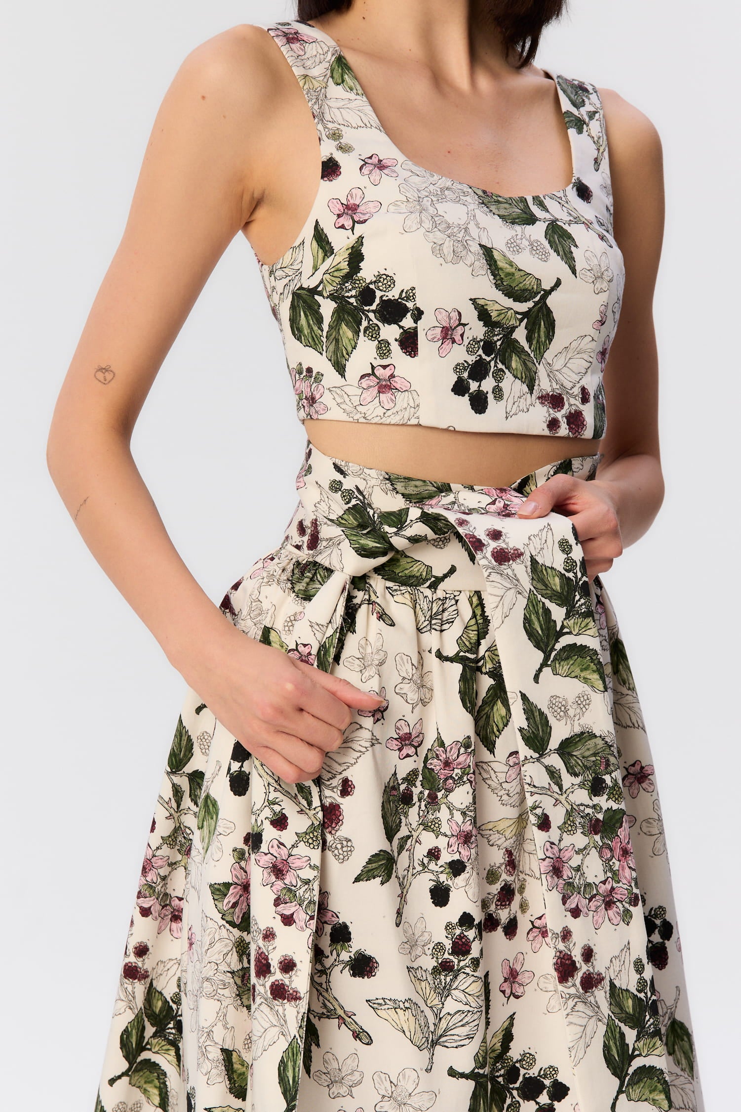 Materiałowy pasek Orfei od MAG NOLLY z autorskim wzorem w jeżyny – zbliżenie na wiązanie z przodu i detal printu na naturalnej tkaninie.