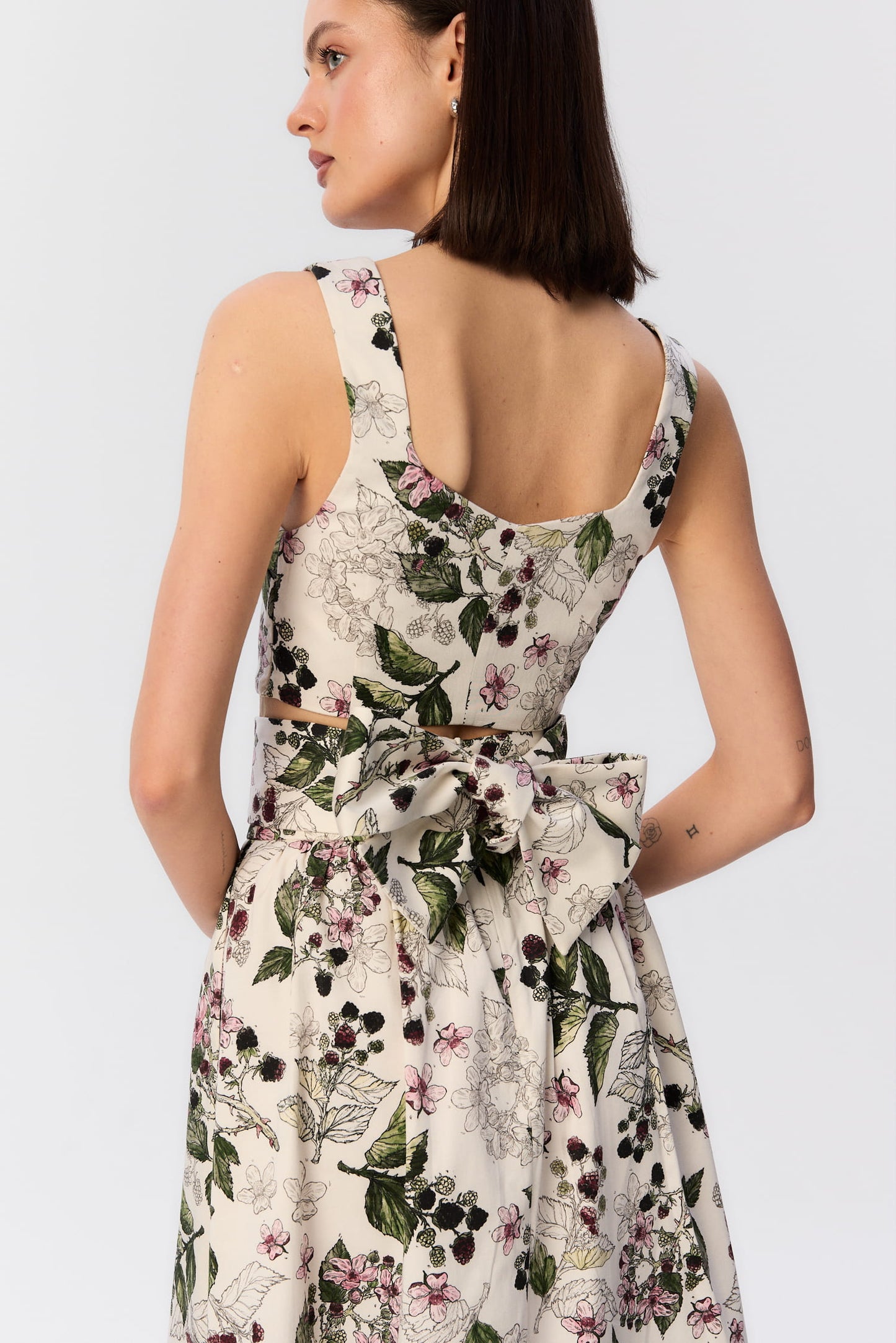 Materiałowy pasek Orfei od MAG NOLLY z autorskim printem w jeżyny – szerokie wiązanie w kokardę na talii, naturalna tkanina i romantyczny wzór.