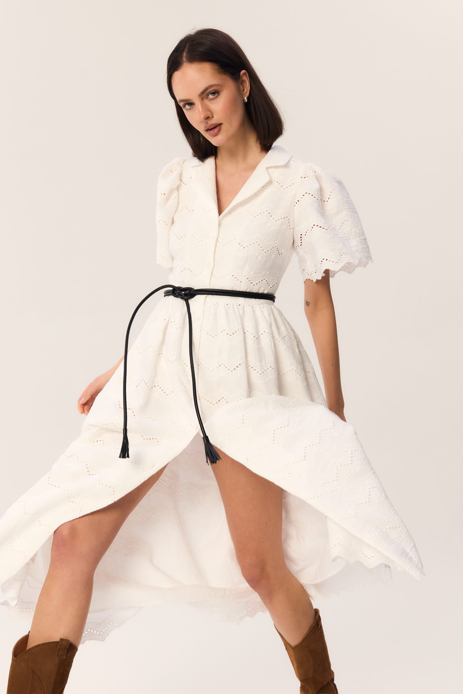 Czarny pasek Renzi od MAG NOLLY z naturalnej skóry, stylizowany na talii sukienki Duttonka – z chwostami i surowym wykończeniem.