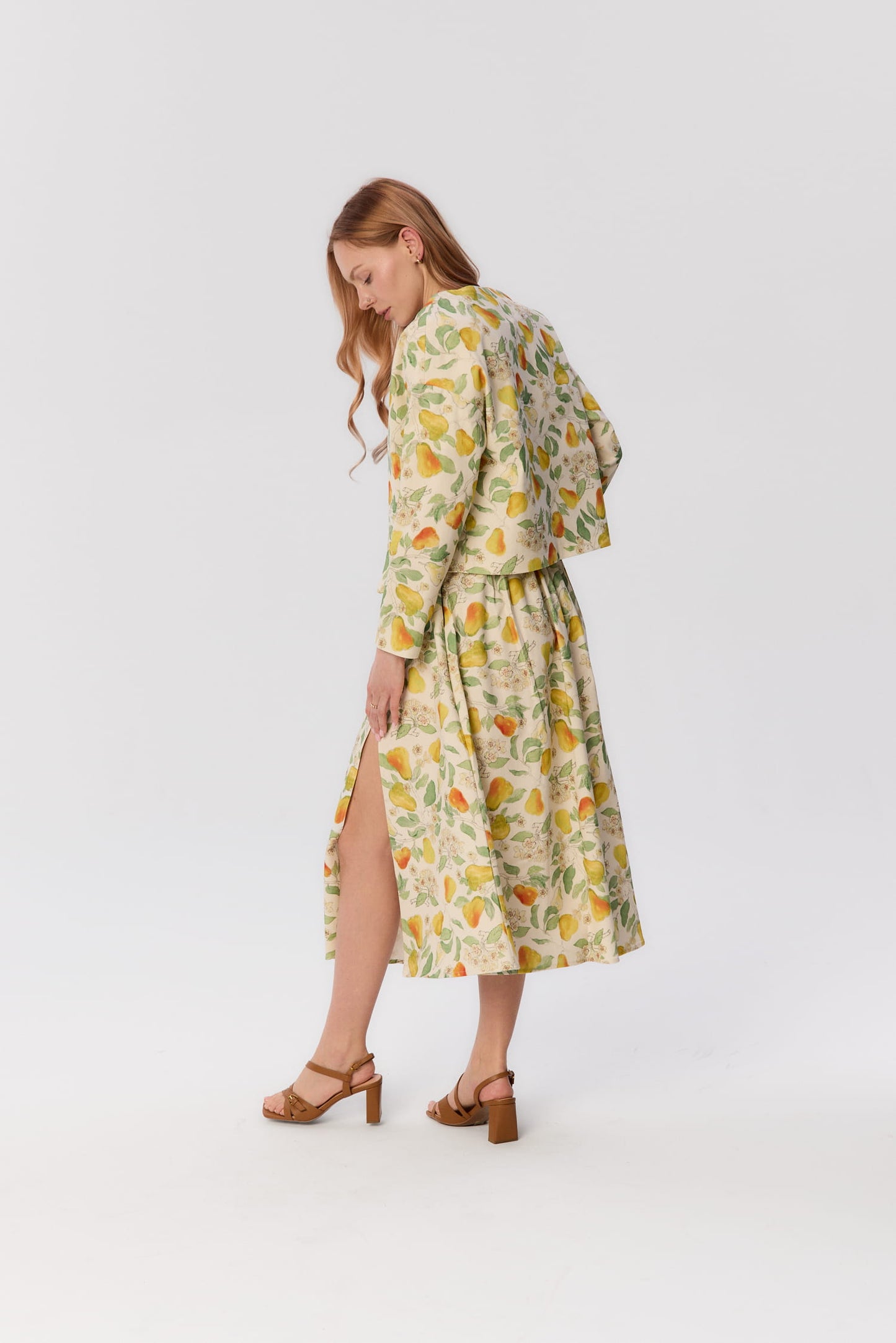 Modelka w komplecie MAG NOLLY: żakiet Coppola i spódnica Sandrelli w autorski wzór gruszek – widok z boku.