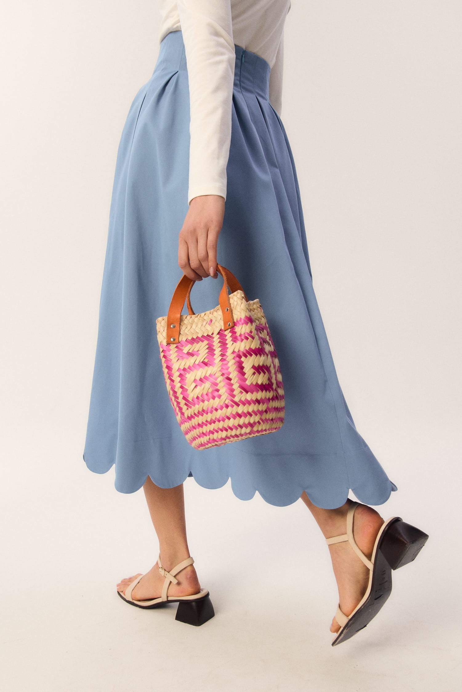 Zbliżenie na spódnicę Fala od MAG NOLLY – niebieska bawełniana spódnica midi z falowanym dołem, w letniej stylizacji z koszykiem.