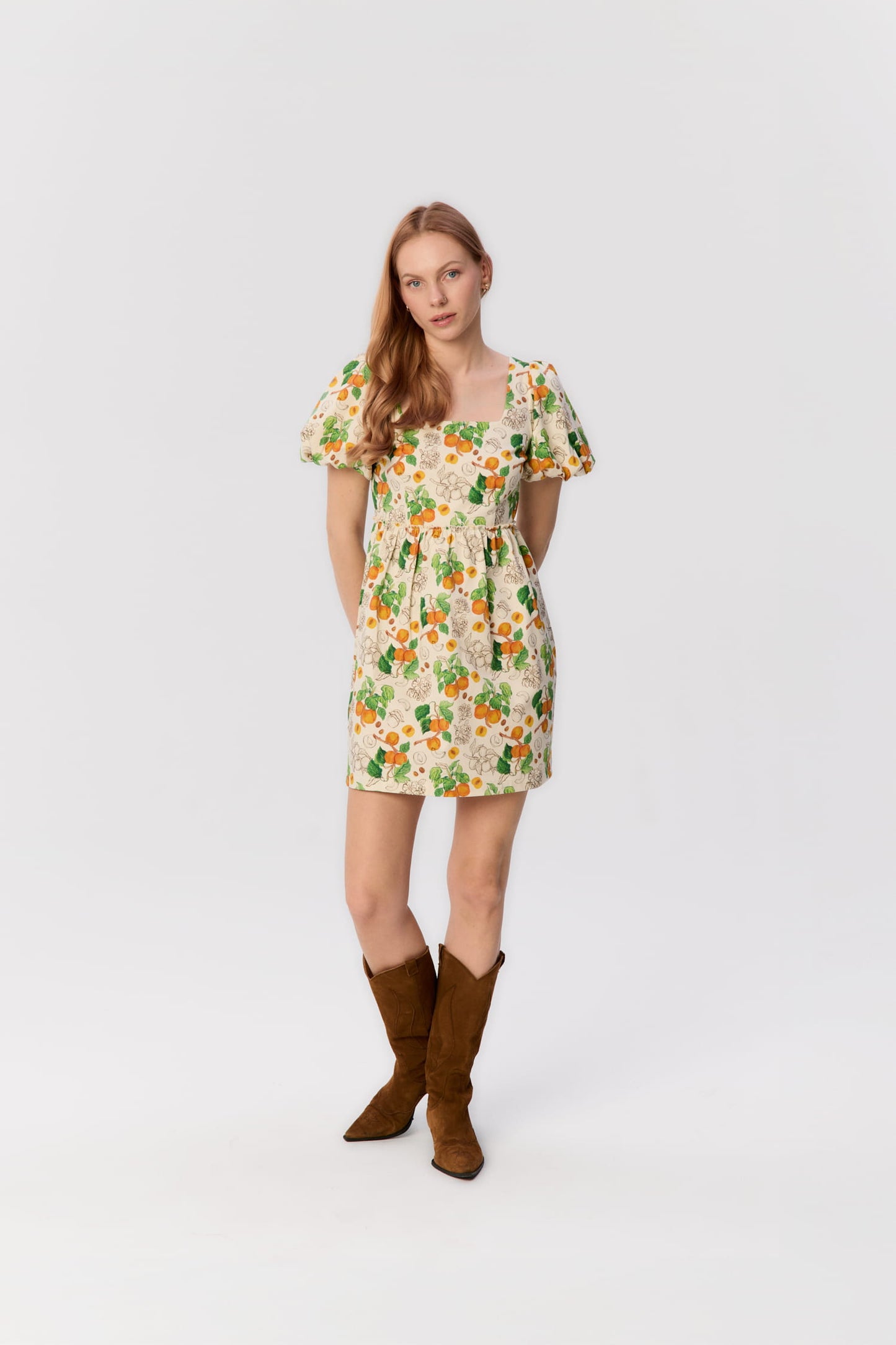 Modelka w sukience Berti Mini z printem w morele – bufiasty rękaw, dekolt karo, bawełna, MAG NOLLY.