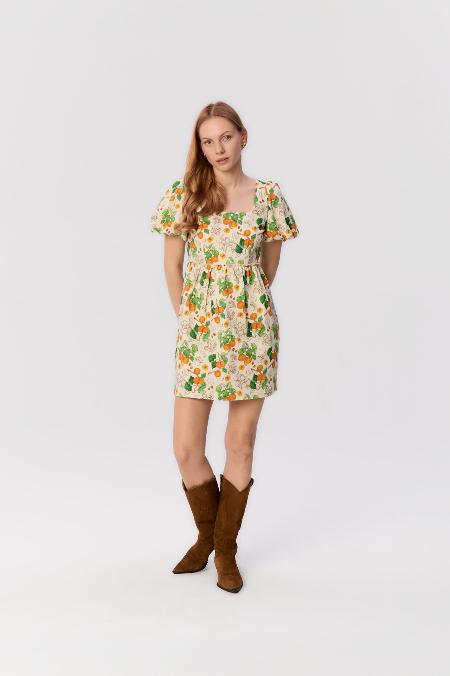 Modelka w sukience Berti Mini z printem w morele – bufiasty rękaw, dekolt karo, bawełna, MAG NOLLY.