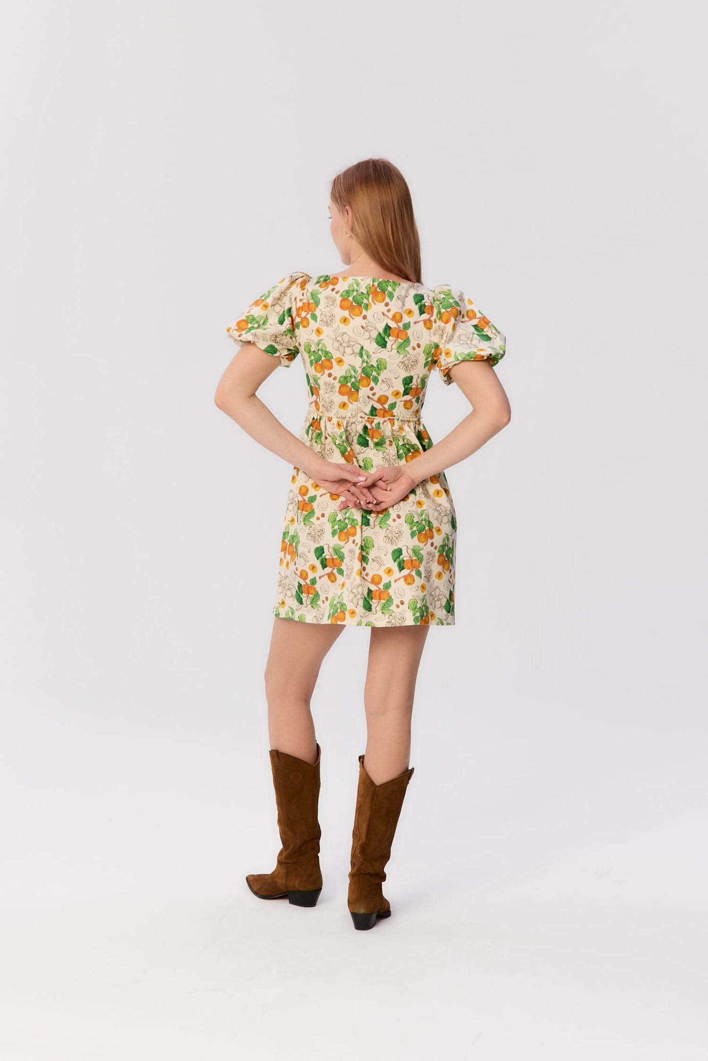 Tył sukienki Berti Mini z printem w morele – bufiaste rękawy, kobiecy krój, bawełna, MAG NOLLY.