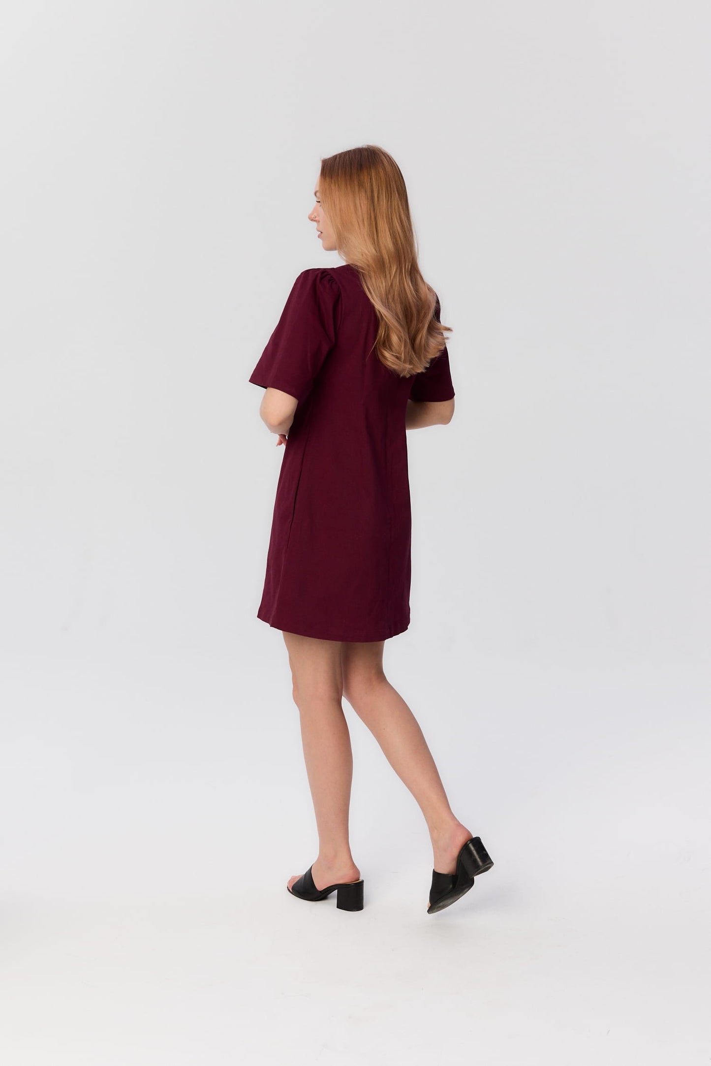 Modelka w bordowej sukience mini Riva – widok z tyłu, MAG NOLLY.