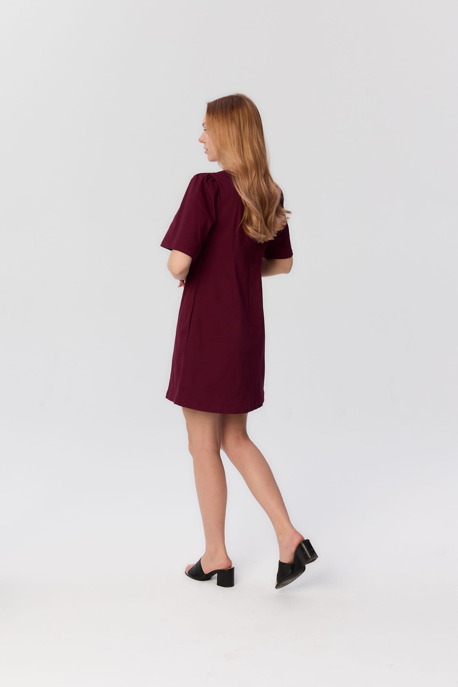 Modelka w bordowej sukience mini Riva – widok z tyłu, MAG NOLLY.