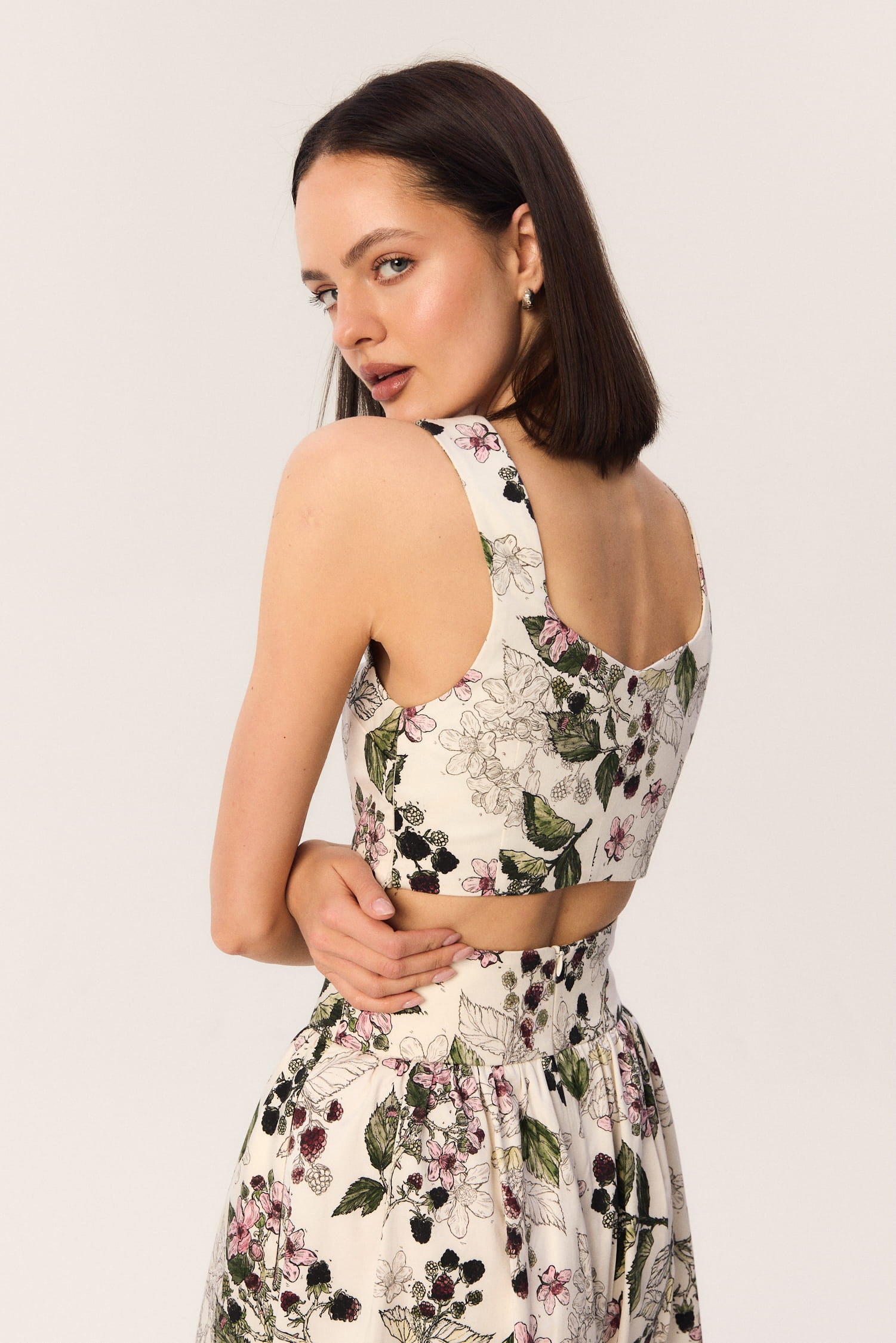 Modelka w topie Milo we wzór jeżyn, widok z tyłu, kampania MAG NOLLY.