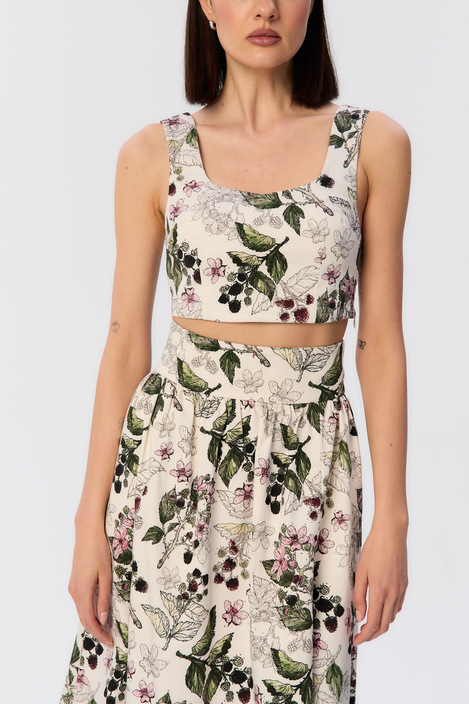 Zbliżenie na top Milo i spódnicę Sandrelli w autorski wzór jeżyn od MAG NOLLY.