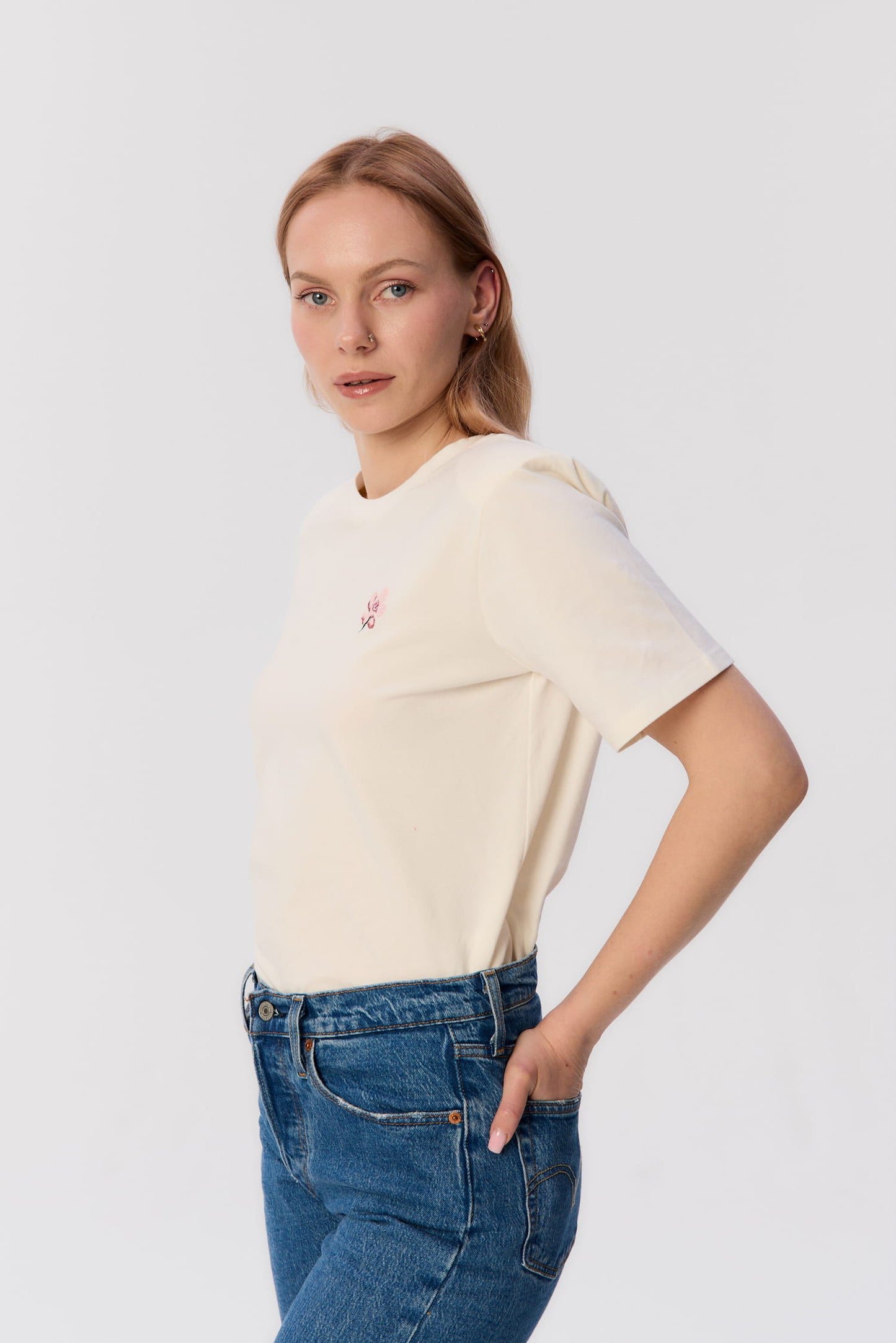 Modelka w t-shircie Neri z haftem jeżyny – widok z boku – MAG NOLLY.