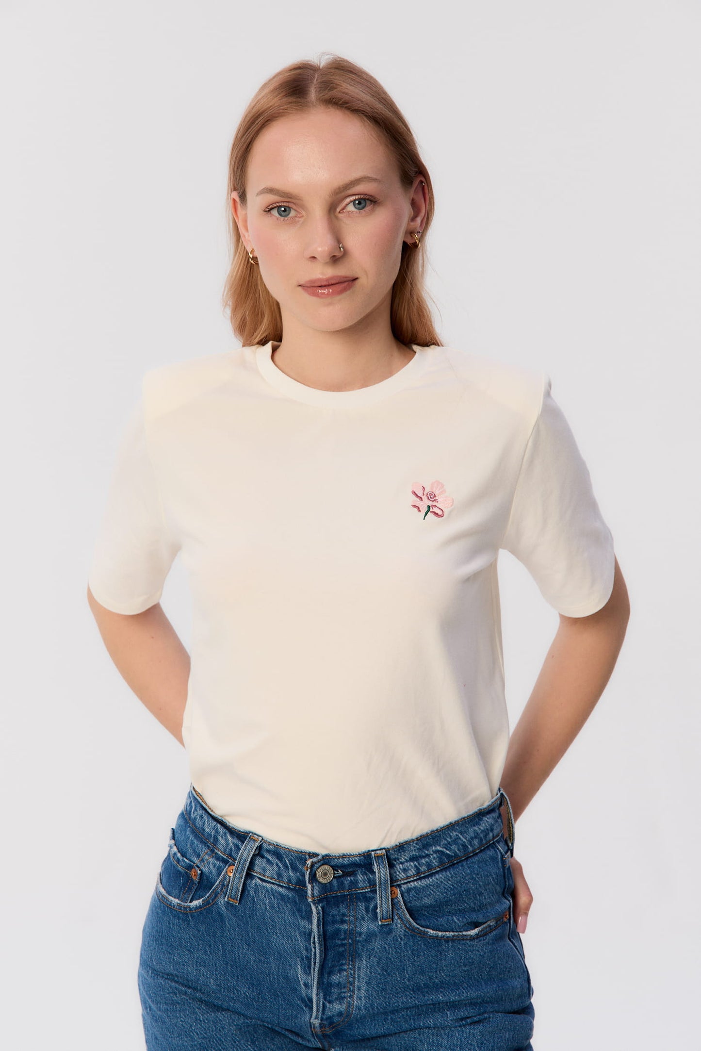 Modelka w t-shircie Neri z haftem jeżyny z białej bawełny – MAG NOLLY.