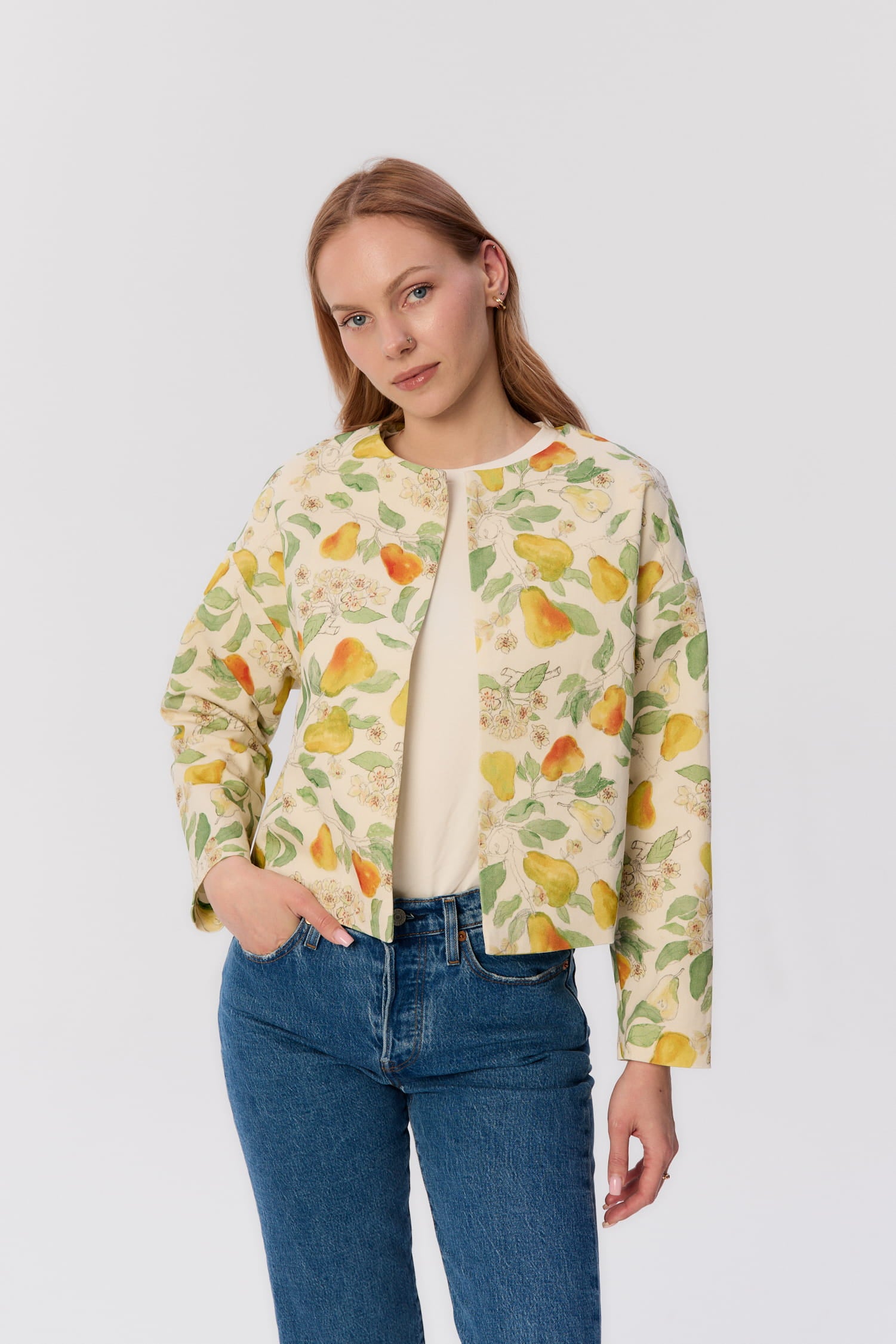 Modelka w żakiecie Coppola z autorskim printem w gruszki – MAG NOLLY.
