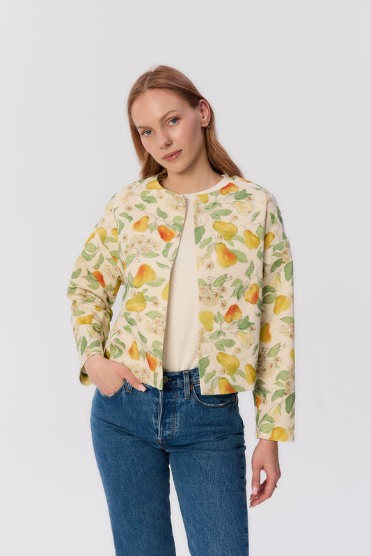 Modelka w żakiecie Coppola z autorskim printem w gruszki – MAG NOLLY.