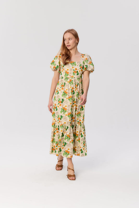 Modelka w sukience maxi Berti z bufiastymi rękawami i printem moreli, widok z przodu, stylizacja letnia.