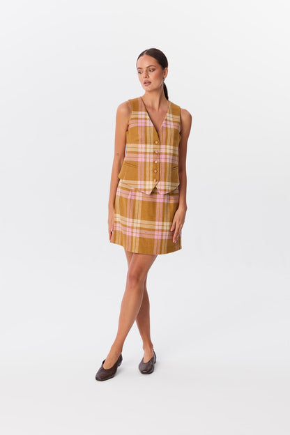 Kamizelka Monti w kratę Candle Plaid, ujęcie z przodu, modelka w komplecie ze spódnicą mini – MAG NOLLY