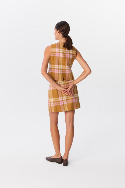Kamizelka Monti w kratę Candle Plaid, ujęcie z tyłu, modelka w komplecie ze spódnicą mini – MAG NOLLY